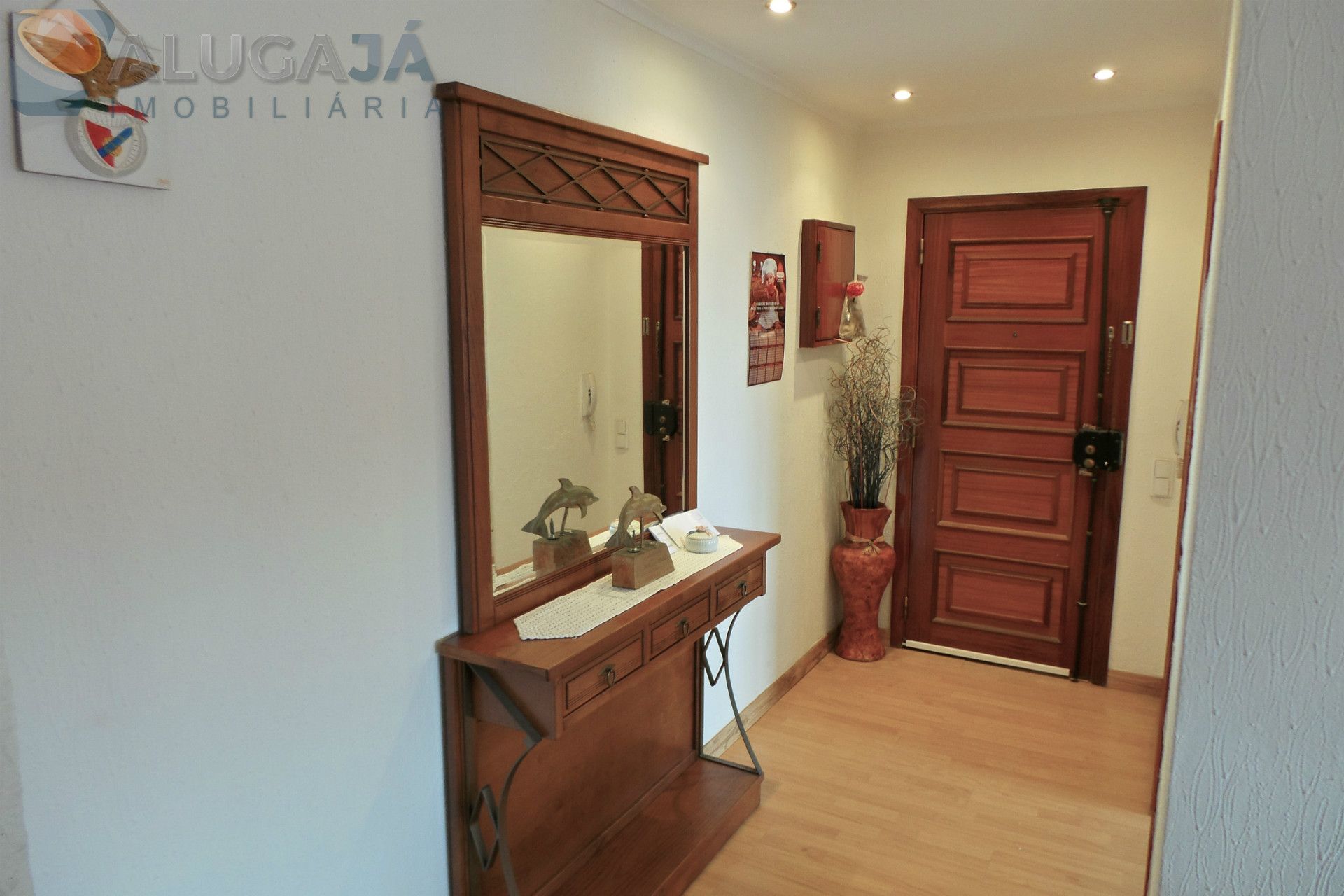 Apartamento T2 muito soalheiro em Belas/Serra da Silveira, situado em zona calma.