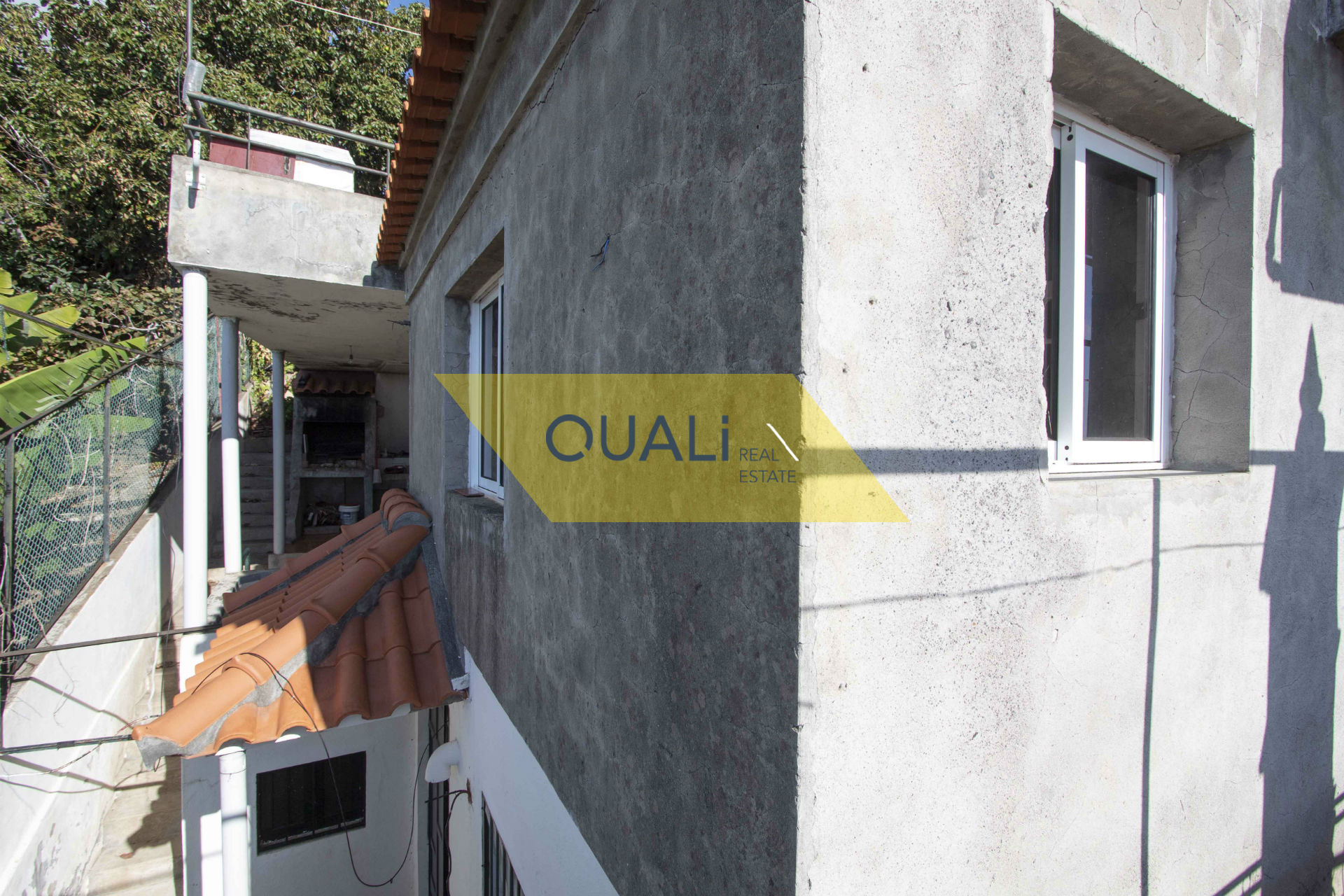 Prédio de três andares composto por dois t2 e um t3, Ribeira Brava - Vista Mar €80.000,00