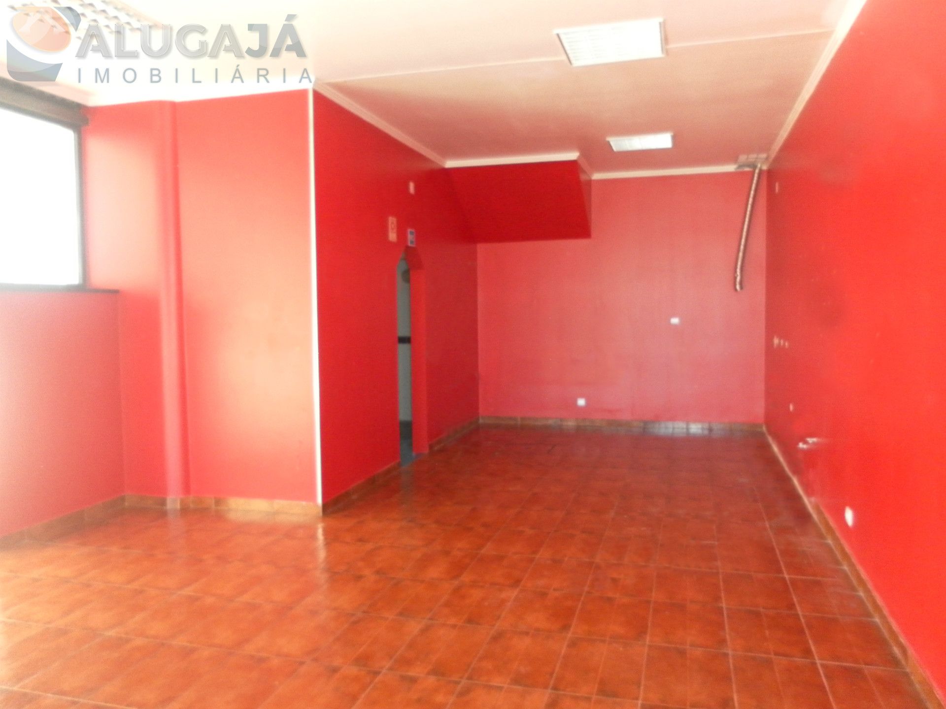 Loja para comércio, serviços ou restauração, com saída de fumos, localizada no Tagus Park.