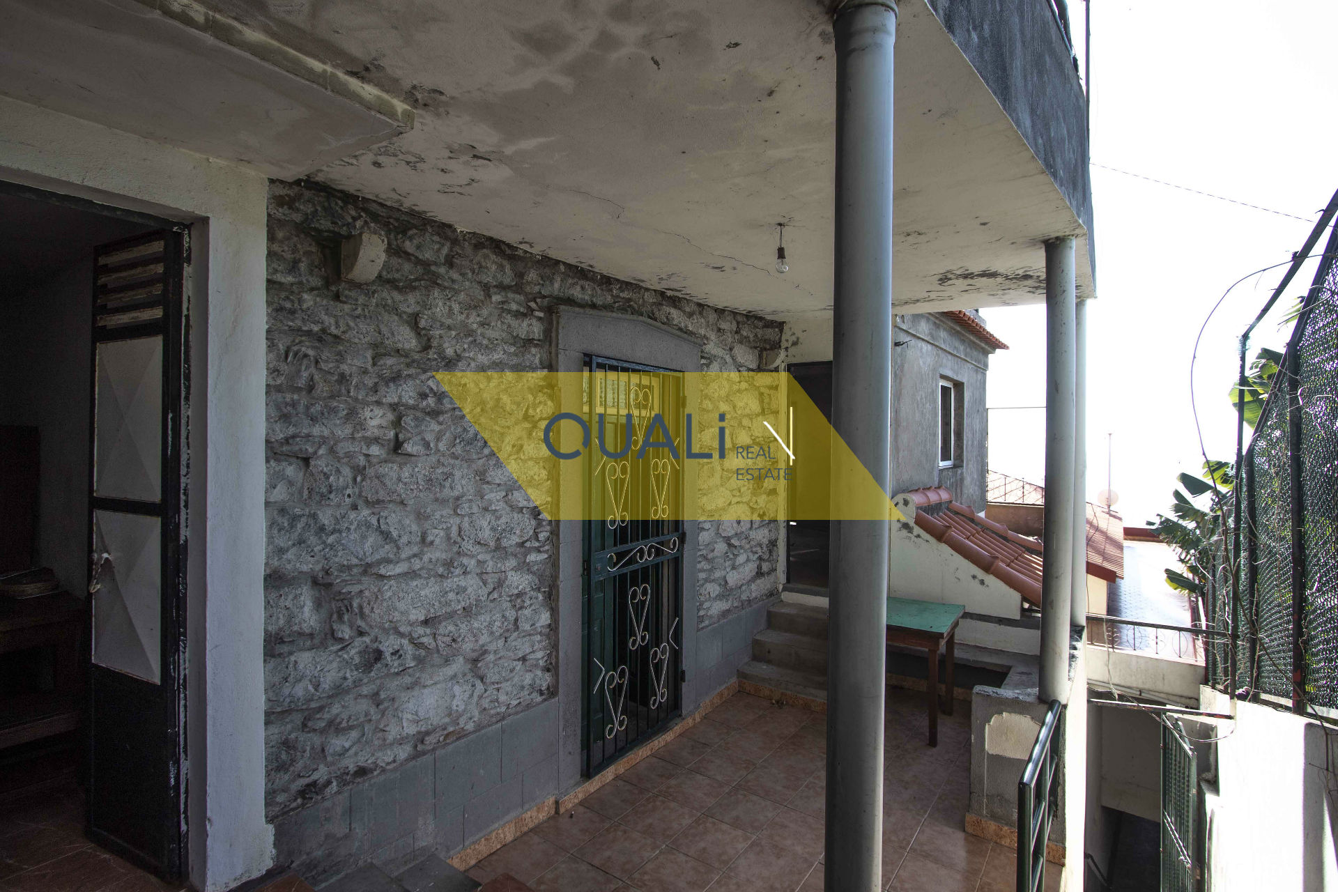 Prédio de três andares composto por dois t2 e um t3, Ribeira Brava - Vista Mar €80.000,00