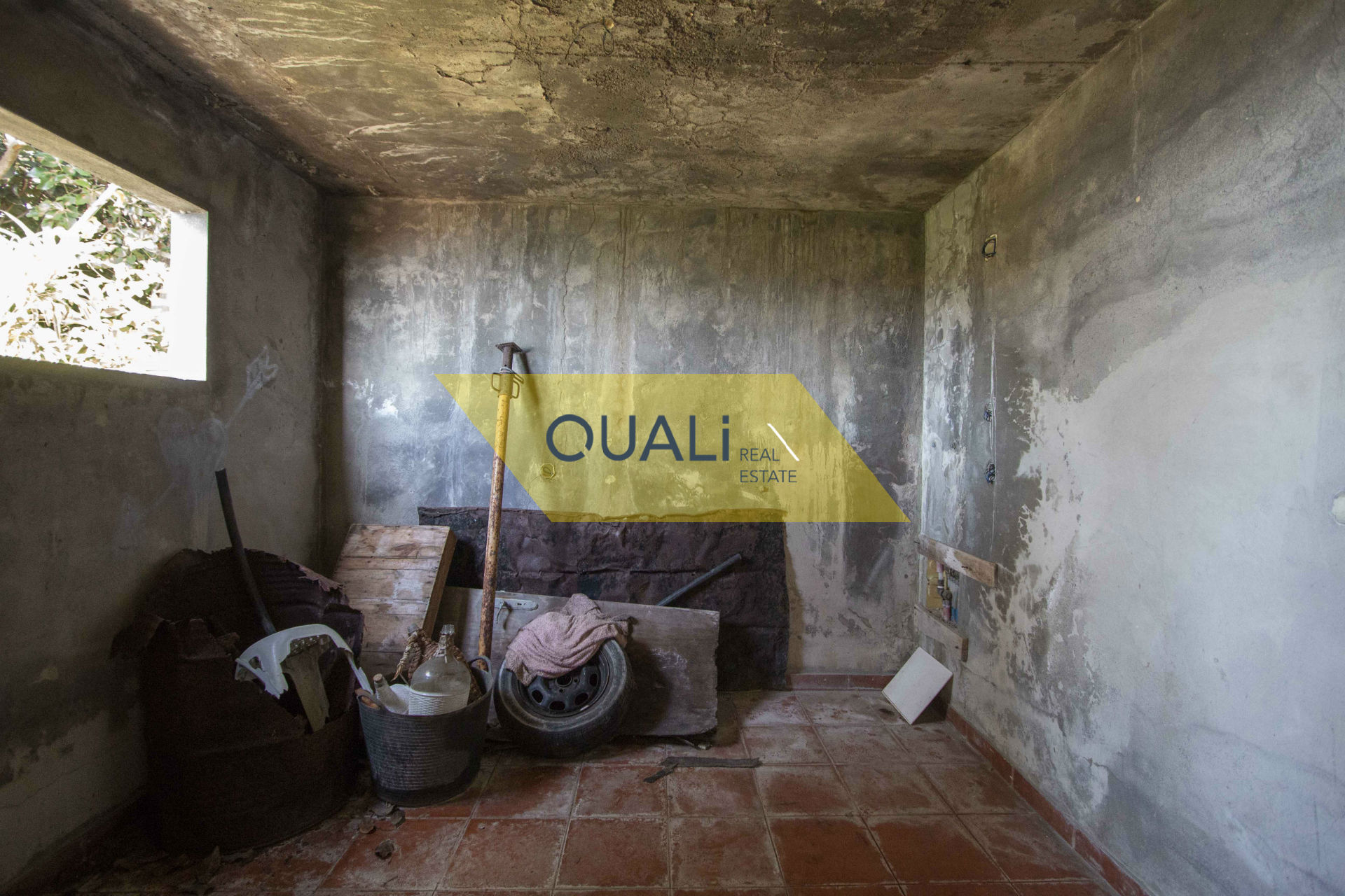 Prédio de três andares composto por dois t2 e um t3, Ribeira Brava - Vista Mar €80.000,00