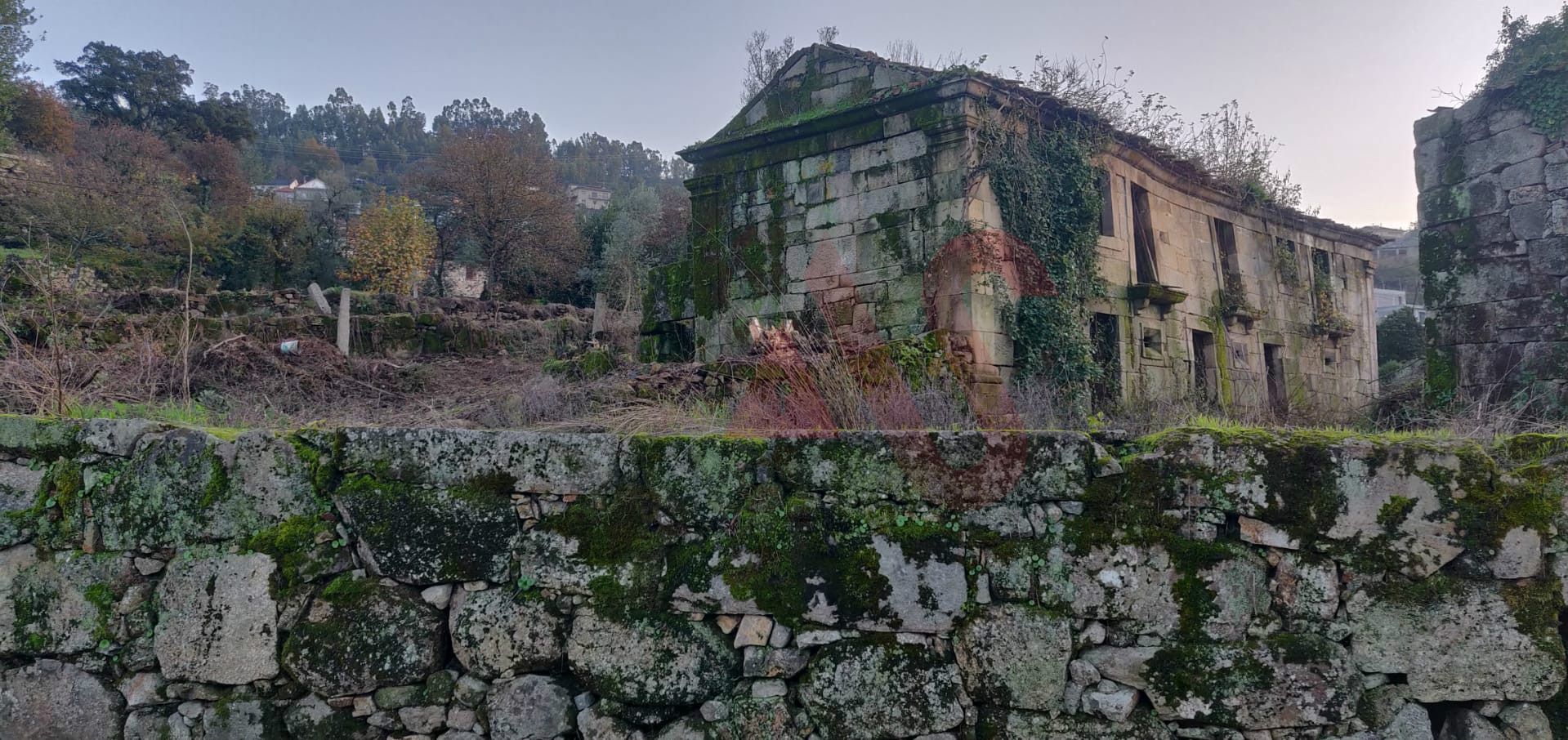 Moradia para restauro com terreno em Gondomar - Guimarães