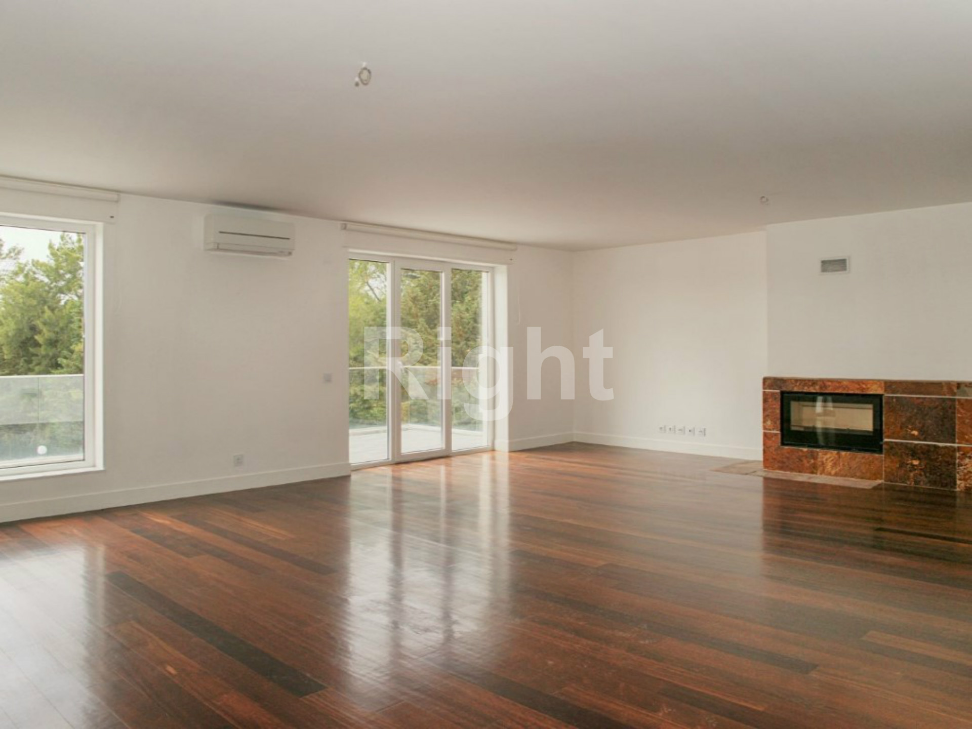 Apartamento T6 duplex com acabamentos de luxo no Estoril