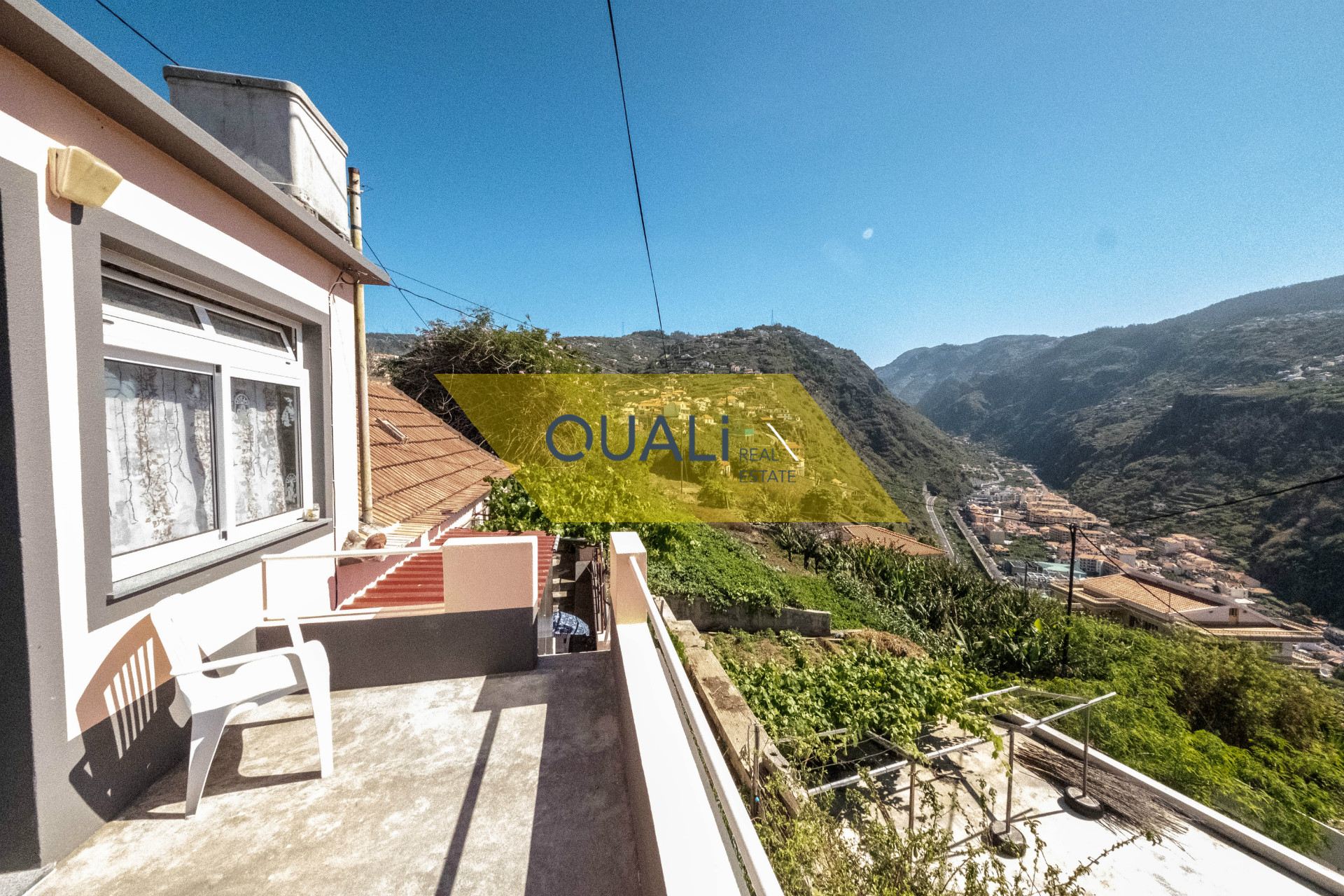 Villa de 2 dormitorios con vistas al mar lista para vivir Ribeira Brava € 98.000