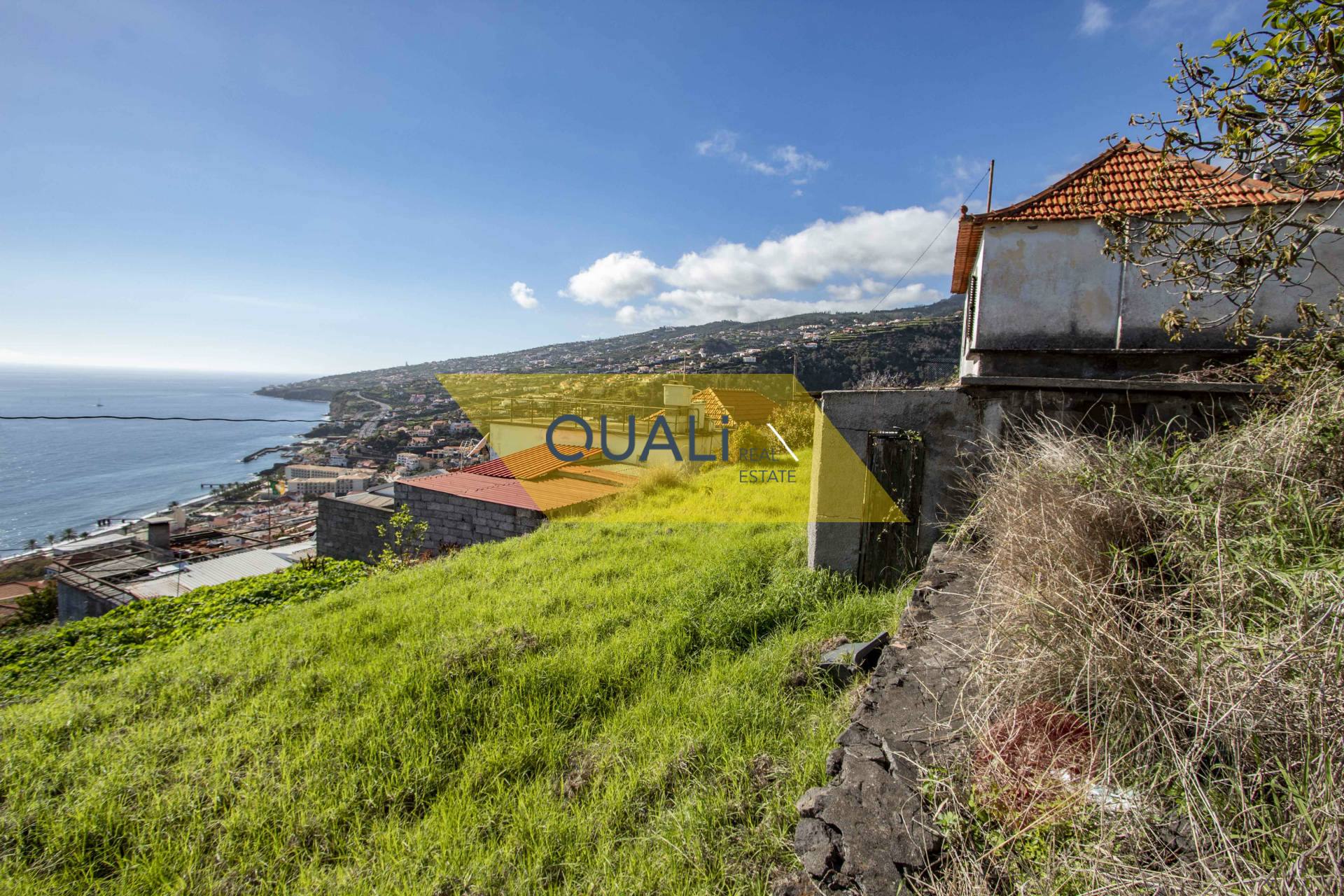 Terreno de 1910m2 com uma casa  em Santa Cruz - Ilha da Madeira - €150.000,00