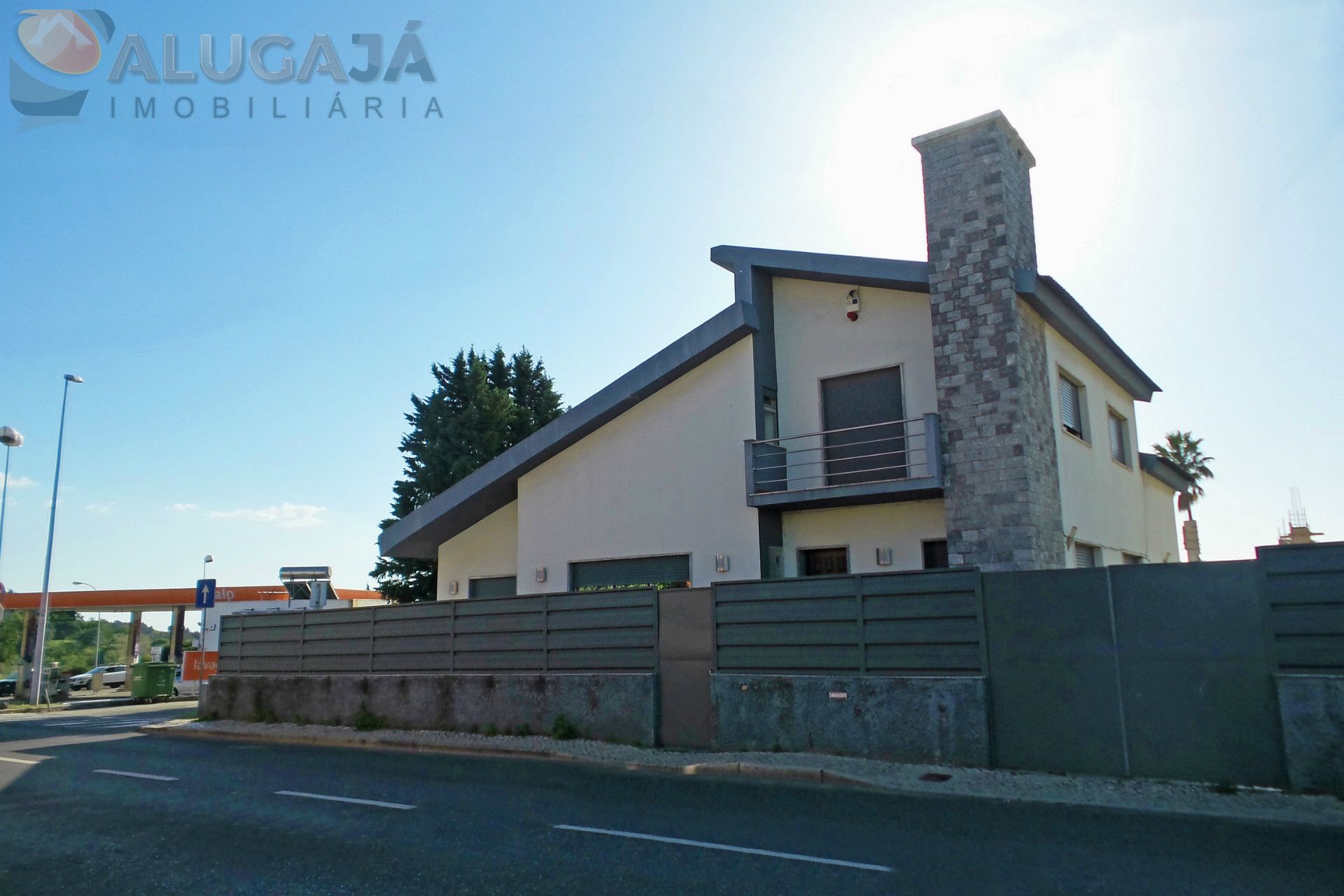 Moradia Bifamiliar V3+1 em Queijas em terreno com 500m².