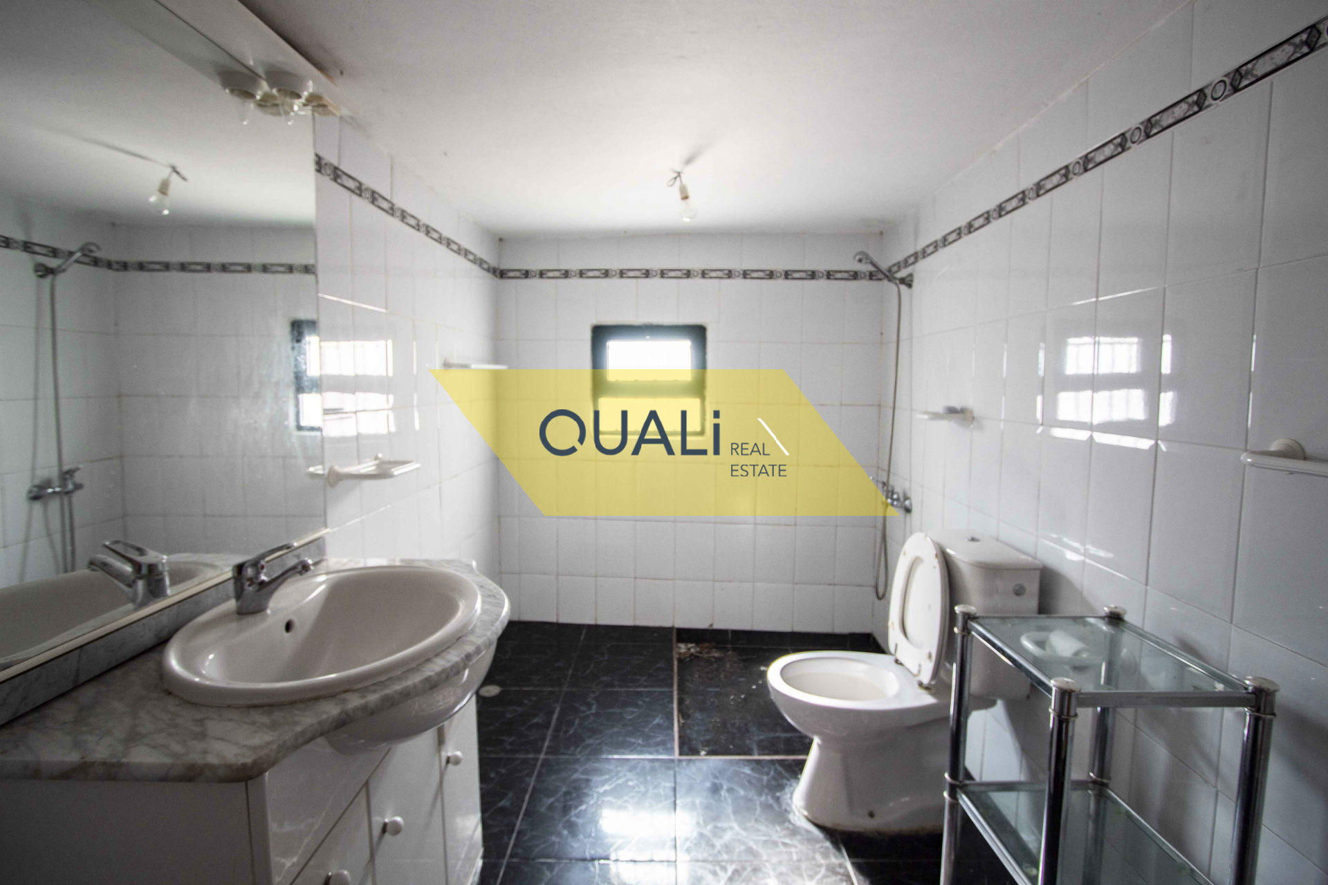 Prédio de três andares composto por dois t2 e um t3, Ribeira Brava - Vista Mar €80.000,00