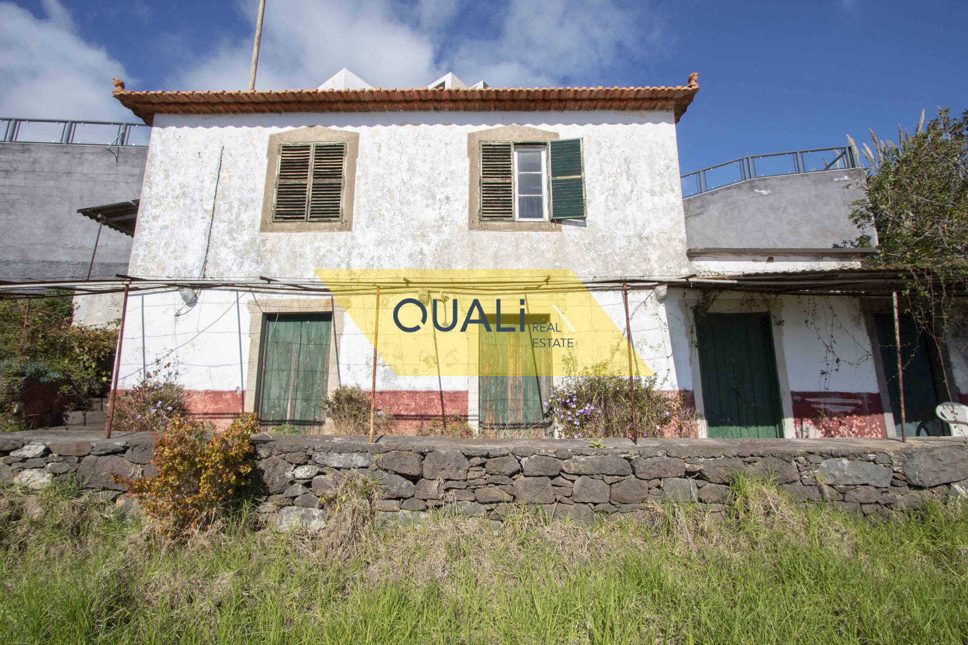 Terreno de 1910m2 com uma casa  em Santa Cruz - Ilha da Madeira - €150.000,00