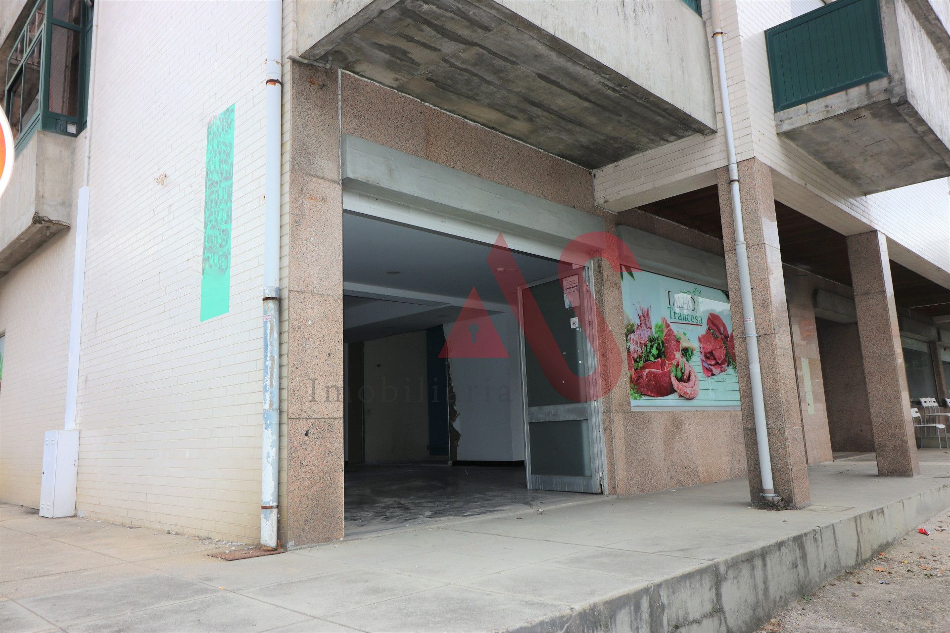 Loja no R/C com 92 m2 em Margaride - Felgueiras