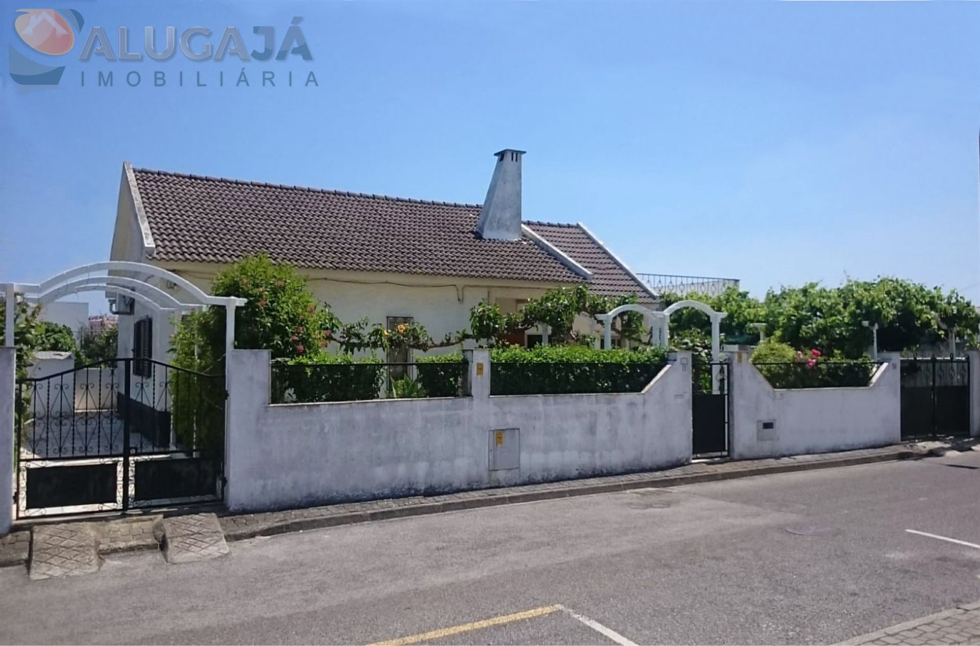 Moradia Isolada muito soalheira com 4 assoalhadas e um enorme terreno para cultivo com furo.