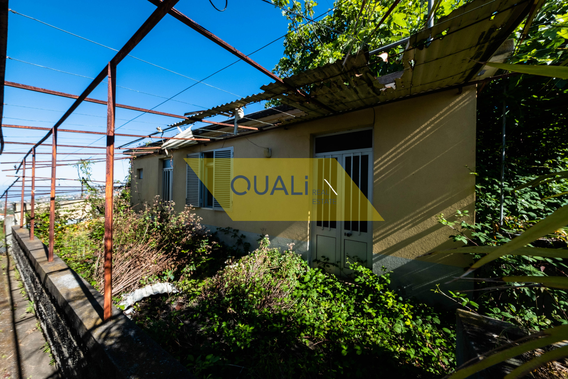 - Prédio misto com 1000 m2;  - Projecto aprovado de Moradia unifamiliar, T3 + sótão, com piscina;  -