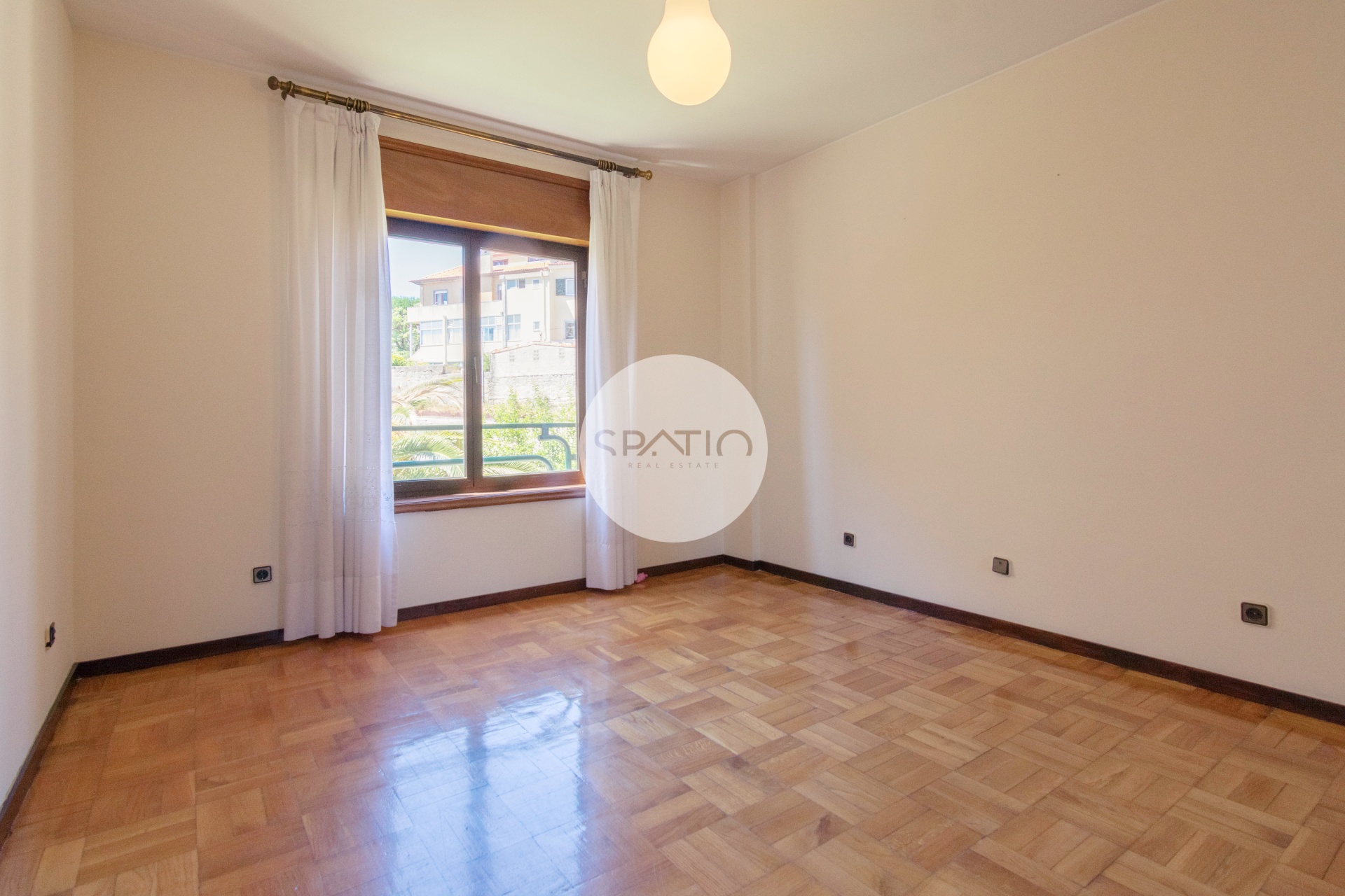 Apartamento T4 * Rua Oliveira Monteiro