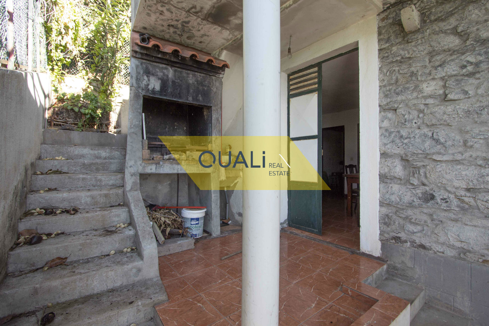 Prédio de três andares composto por dois t2 e um t3, Ribeira Brava - Vista Mar €80.000,00