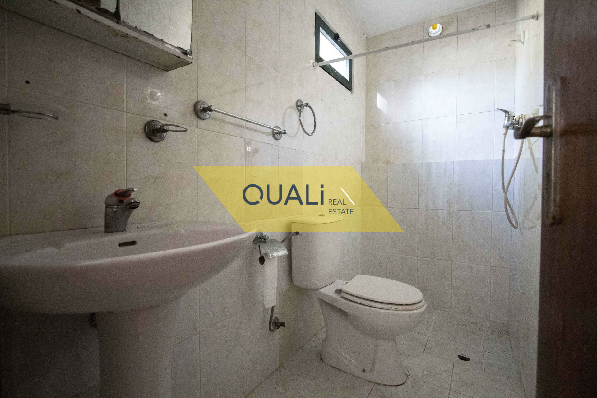 Prédio de três andares composto por dois t2 e um t3, Ribeira Brava - Vista Mar €80.000,00