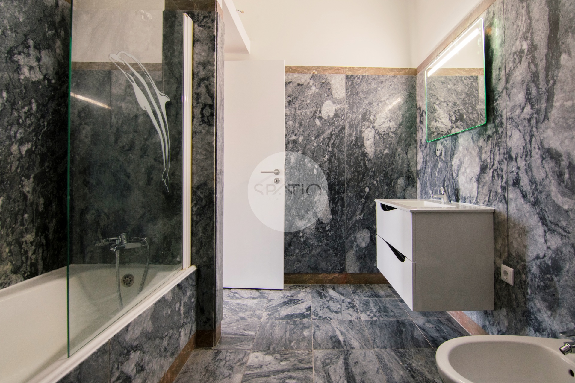 Apartamento T3 renovado com Box * São Mamede de Infesta