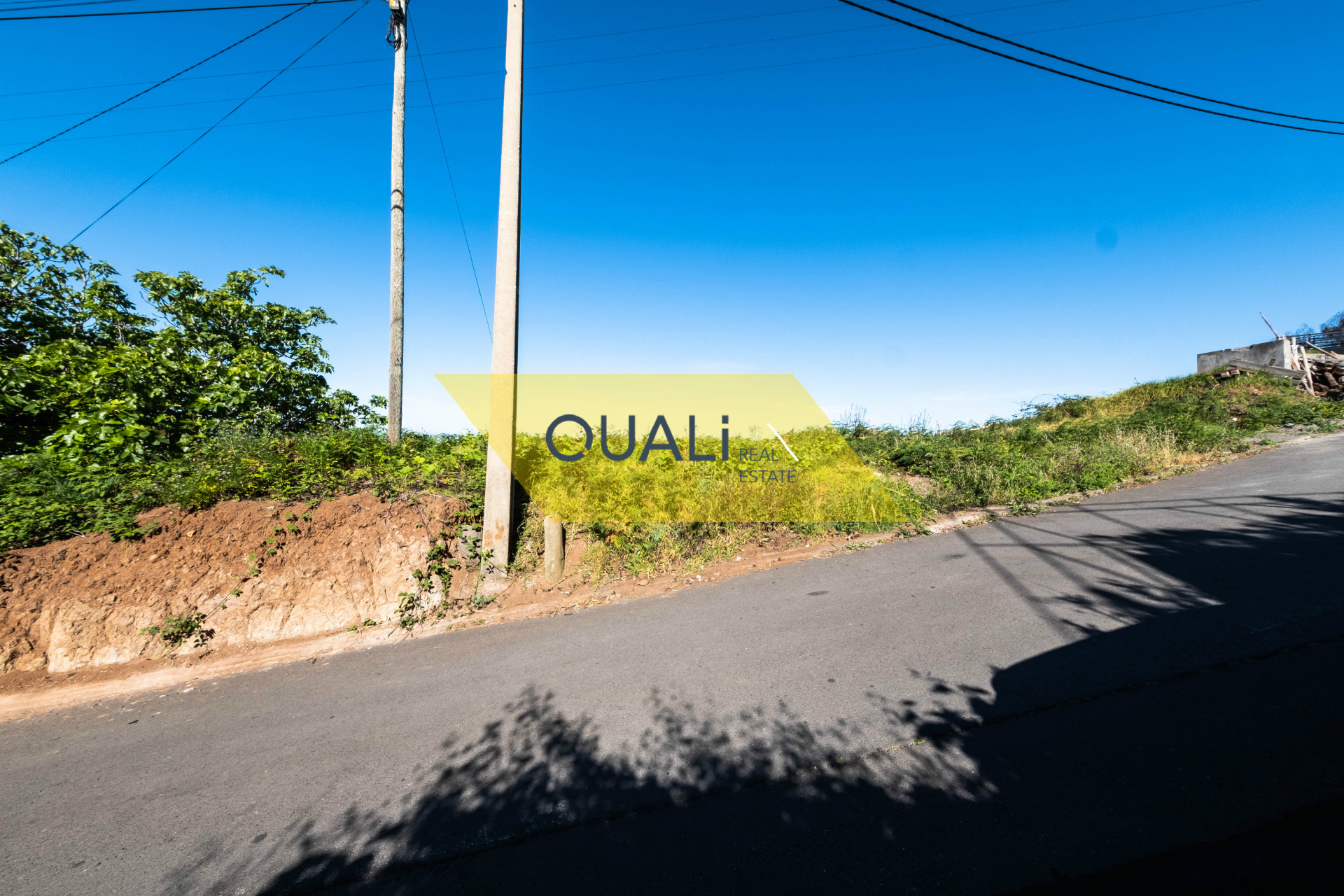 - Prédio misto com 1000 m2;  - Projecto aprovado de Moradia unifamiliar, T3 + sótão, com piscina;  -