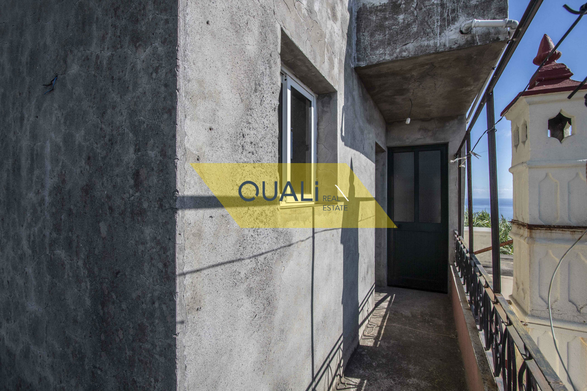 Prédio de três andares composto por dois t2 e um t3, Ribeira Brava - Vista Mar €80.000,00