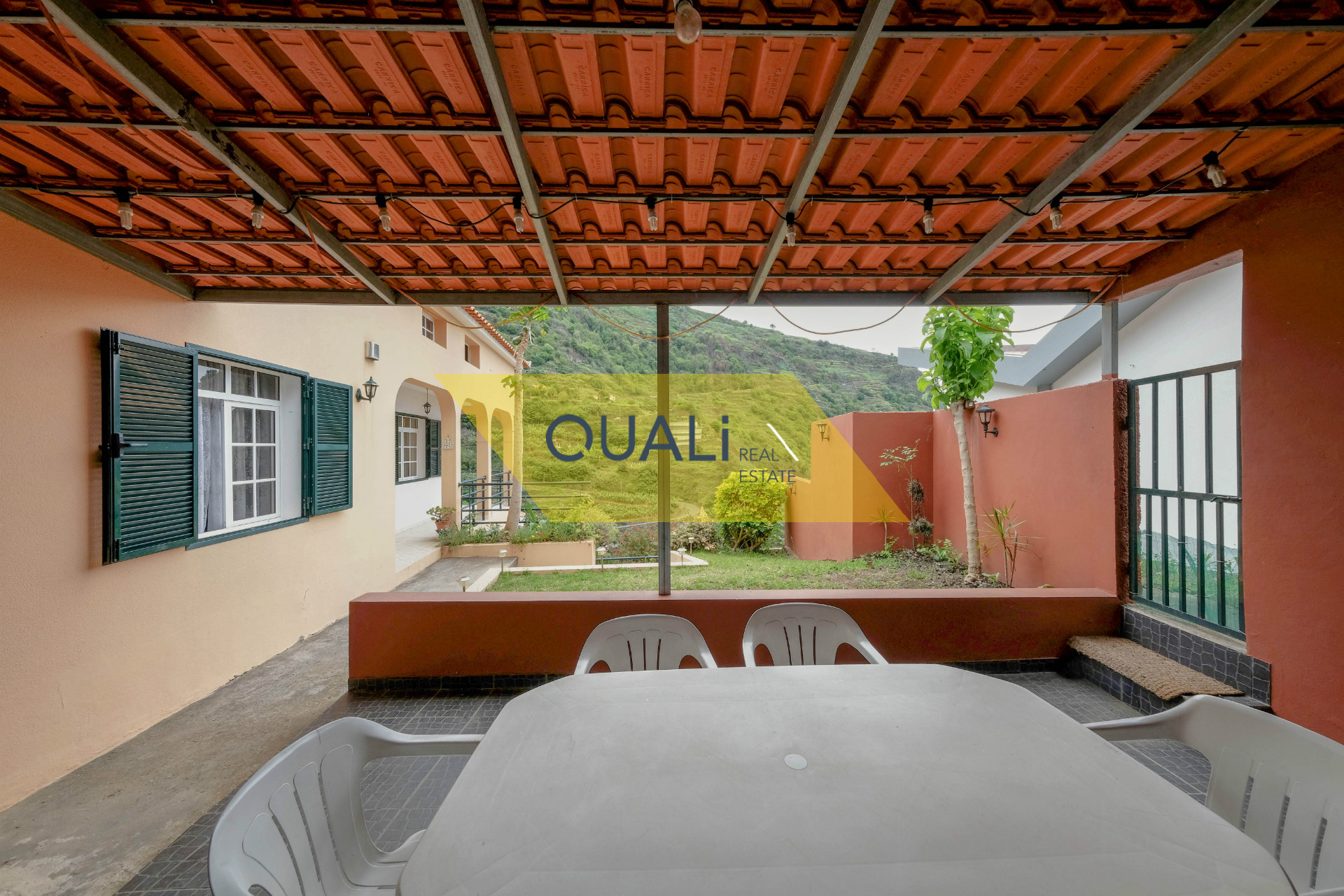 Moradia isolada t3 com garagem grande e sótão com vista mar por € 205.000,00