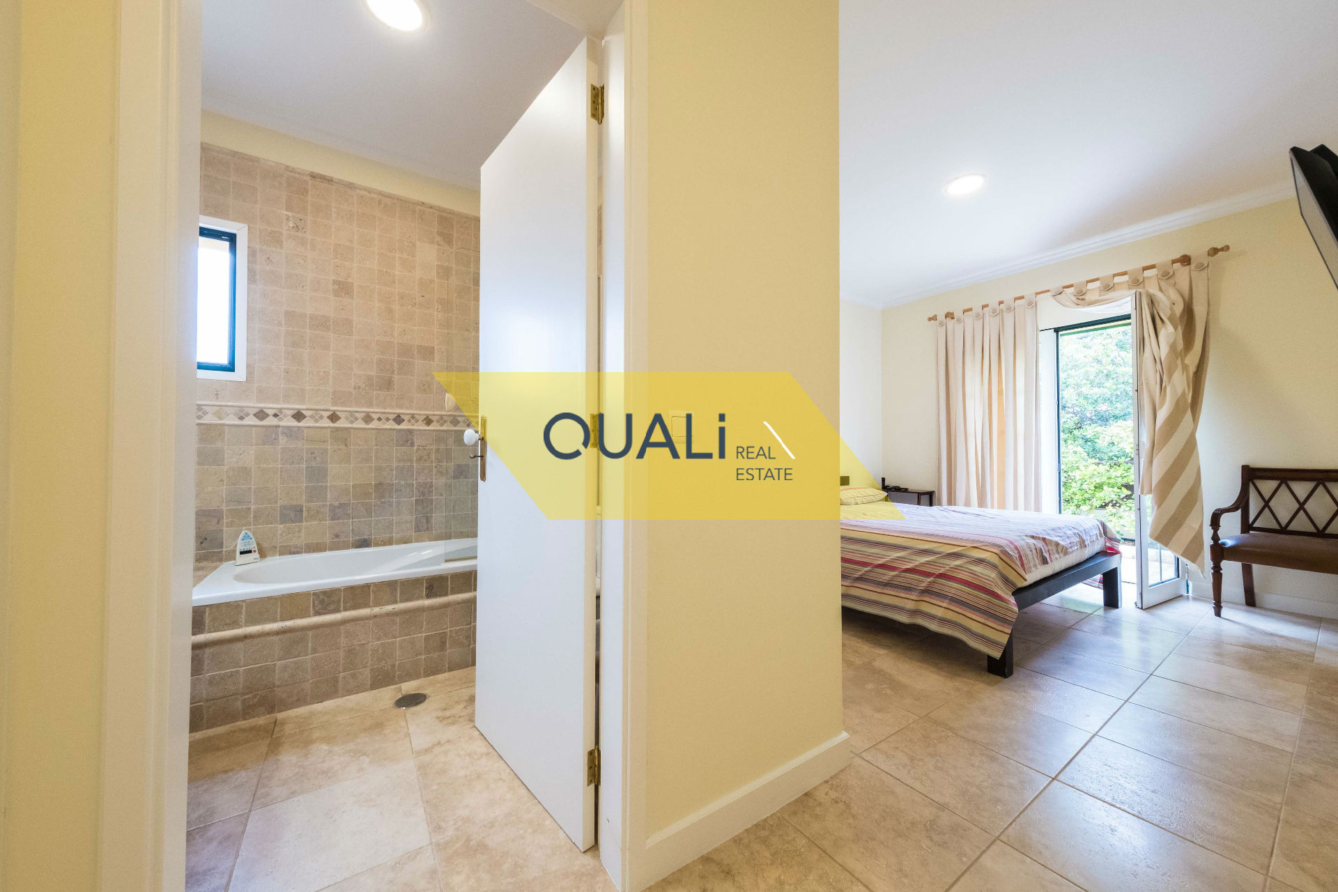 Casa independiente 4 dormitorios- En venta, insertada en Quinta Salgado-Porto Santo - € 780,000.00