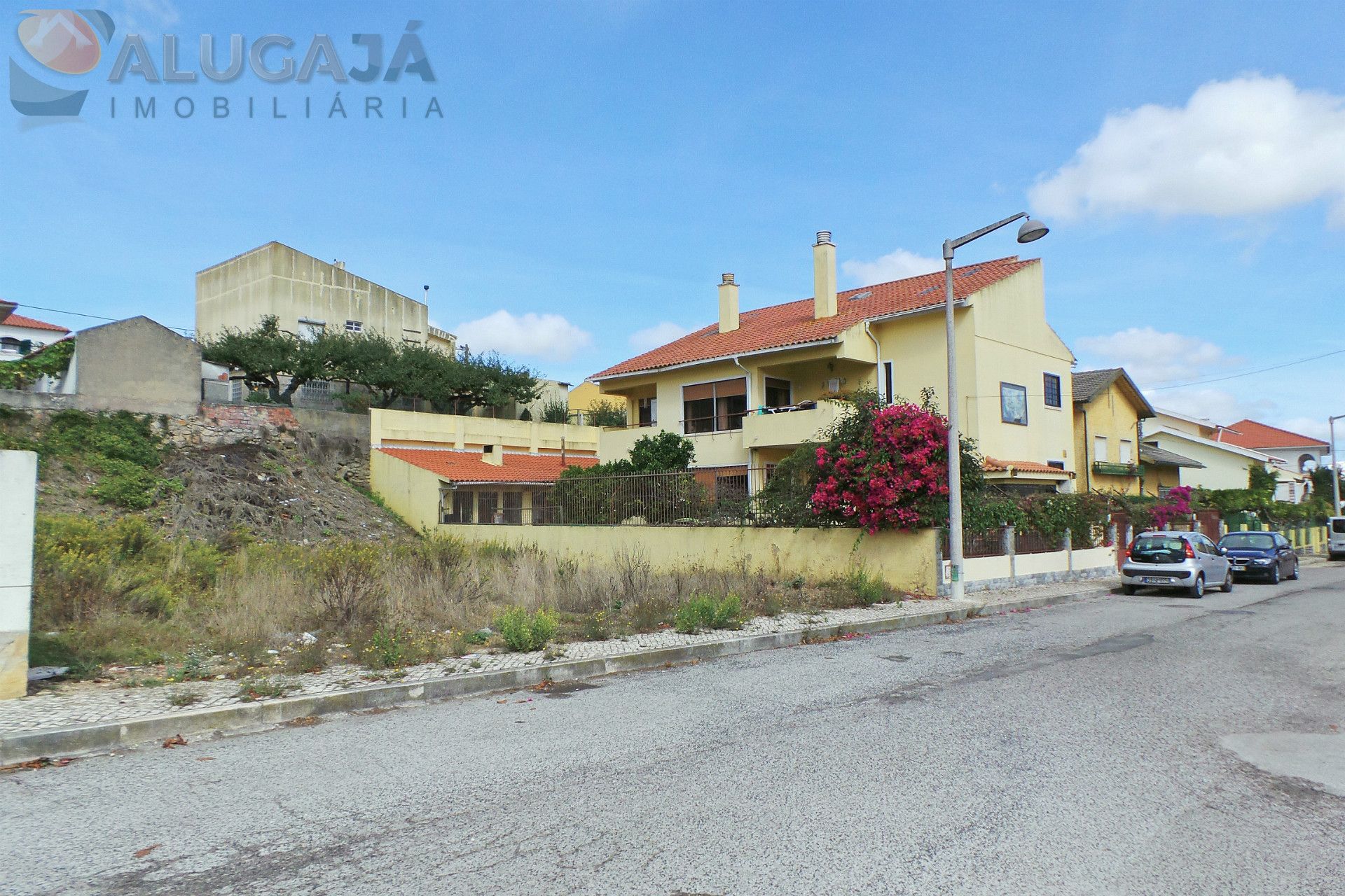 Terreno urbano para construção de moradia isolada de 2 pisos + sótão