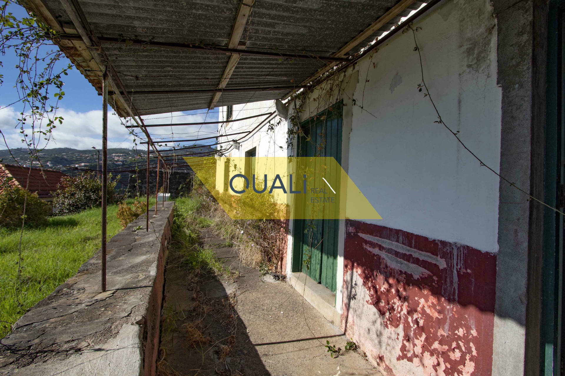 Terreno de 1910m2 com uma casa  em Santa Cruz - Ilha da Madeira - €150.000,00