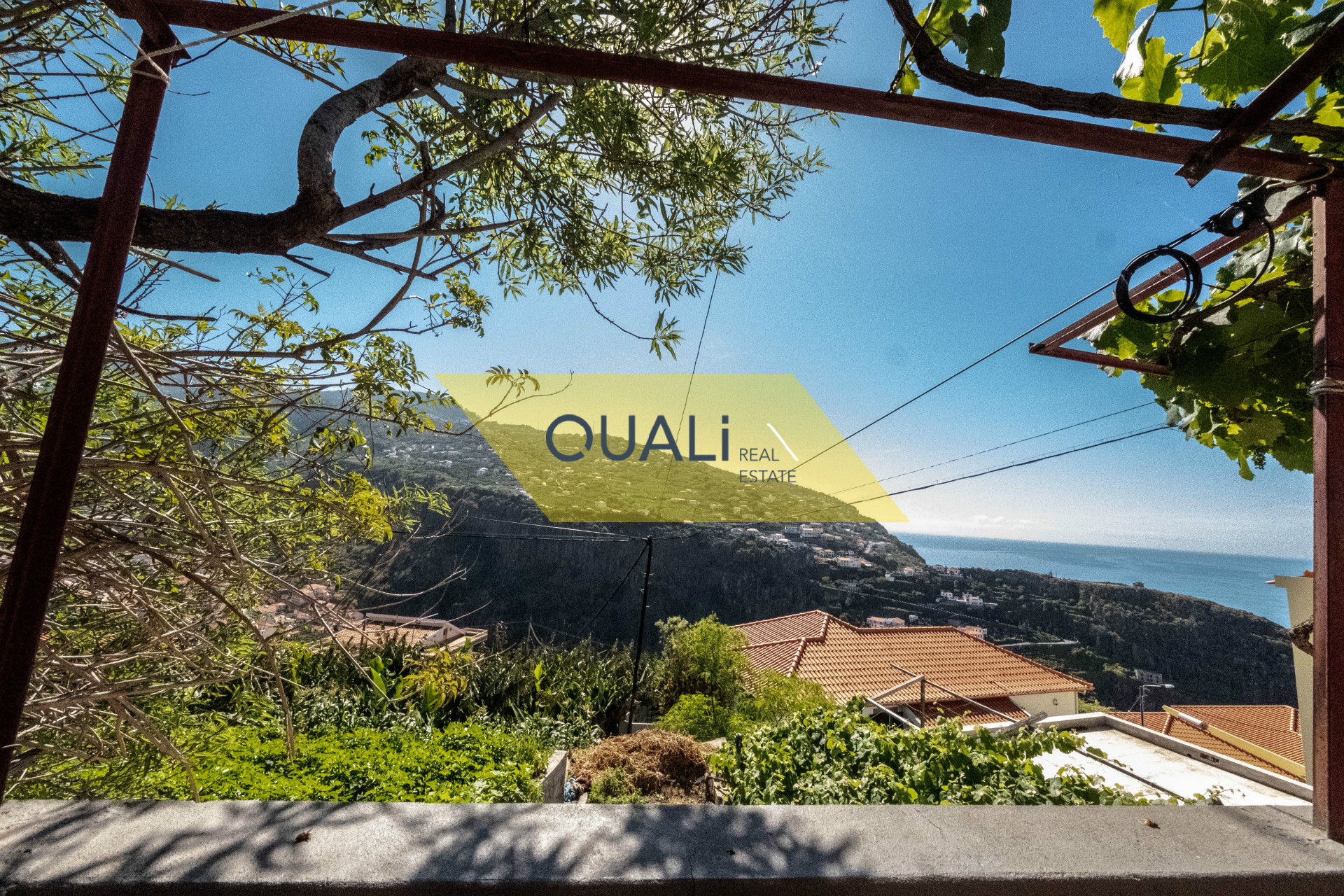 Villa de 2 dormitorios con vistas al mar lista para vivir Ribeira Brava € 98.000