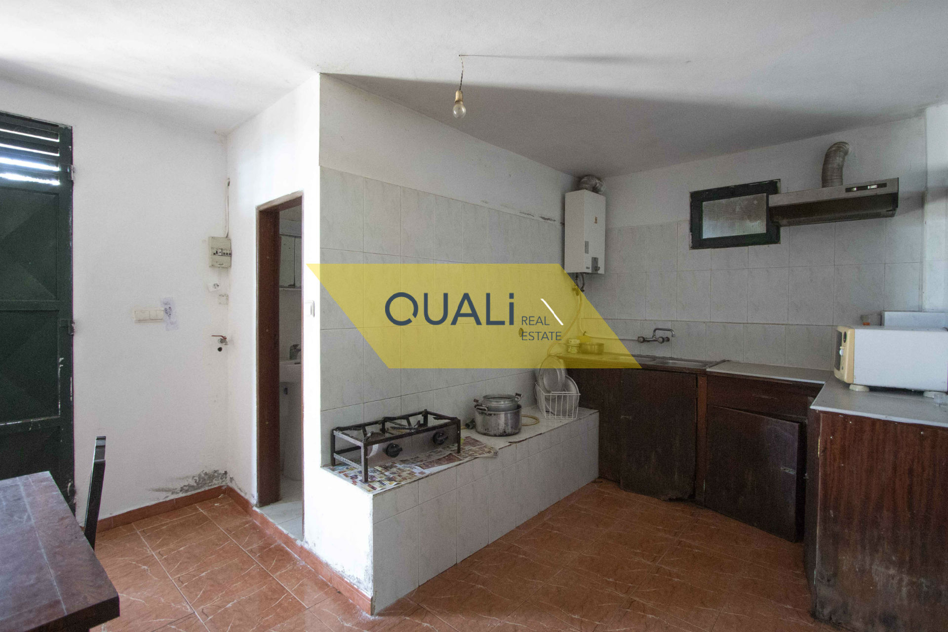 Prédio de três andares composto por dois t2 e um t3, Ribeira Brava - Vista Mar €80.000,00