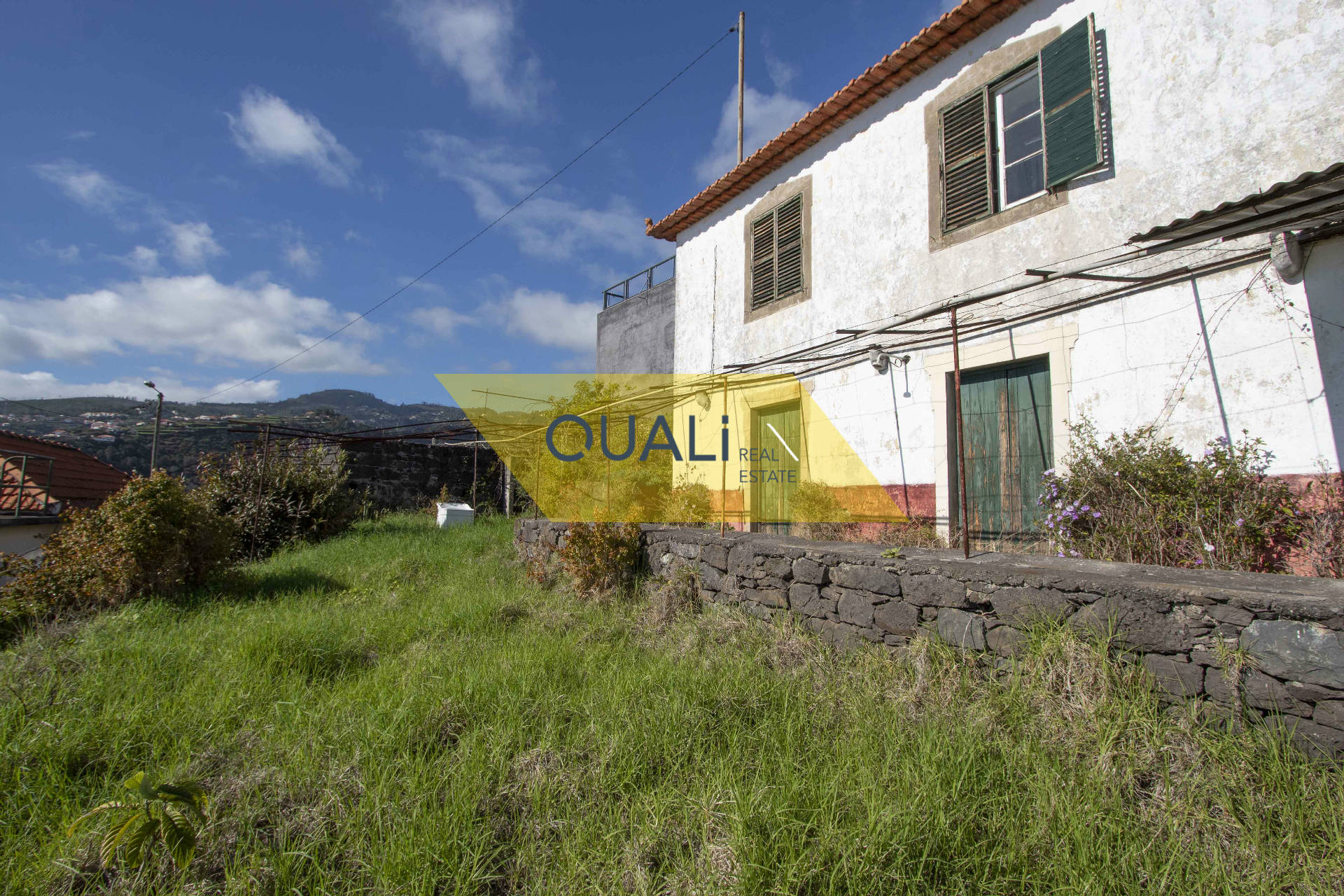 Terreno de 1910m2 com uma casa  em Santa Cruz - Ilha da Madeira - €150.000,00