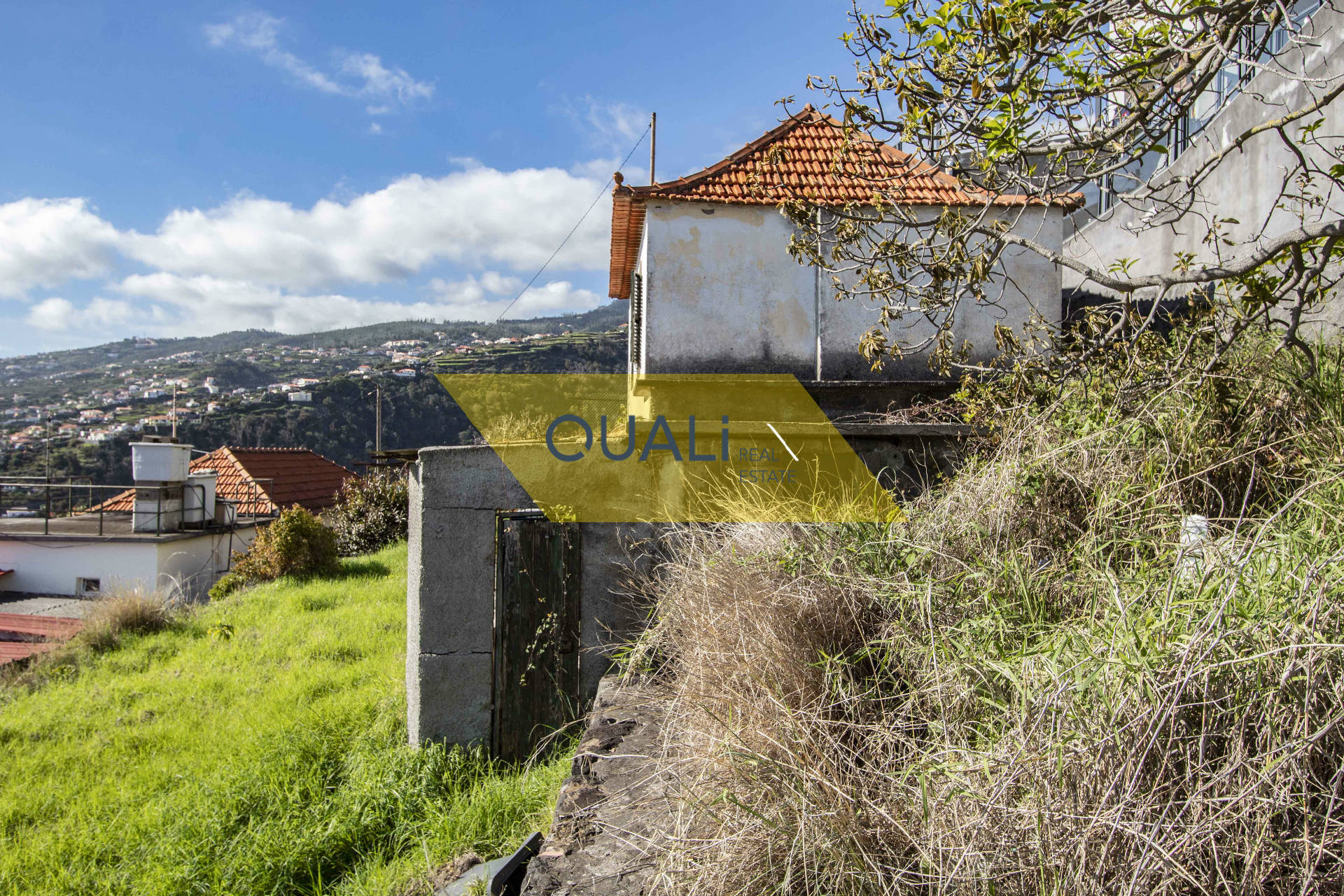 Terreno de 1910m2 com uma casa  em Santa Cruz - Ilha da Madeira - €150.000,00