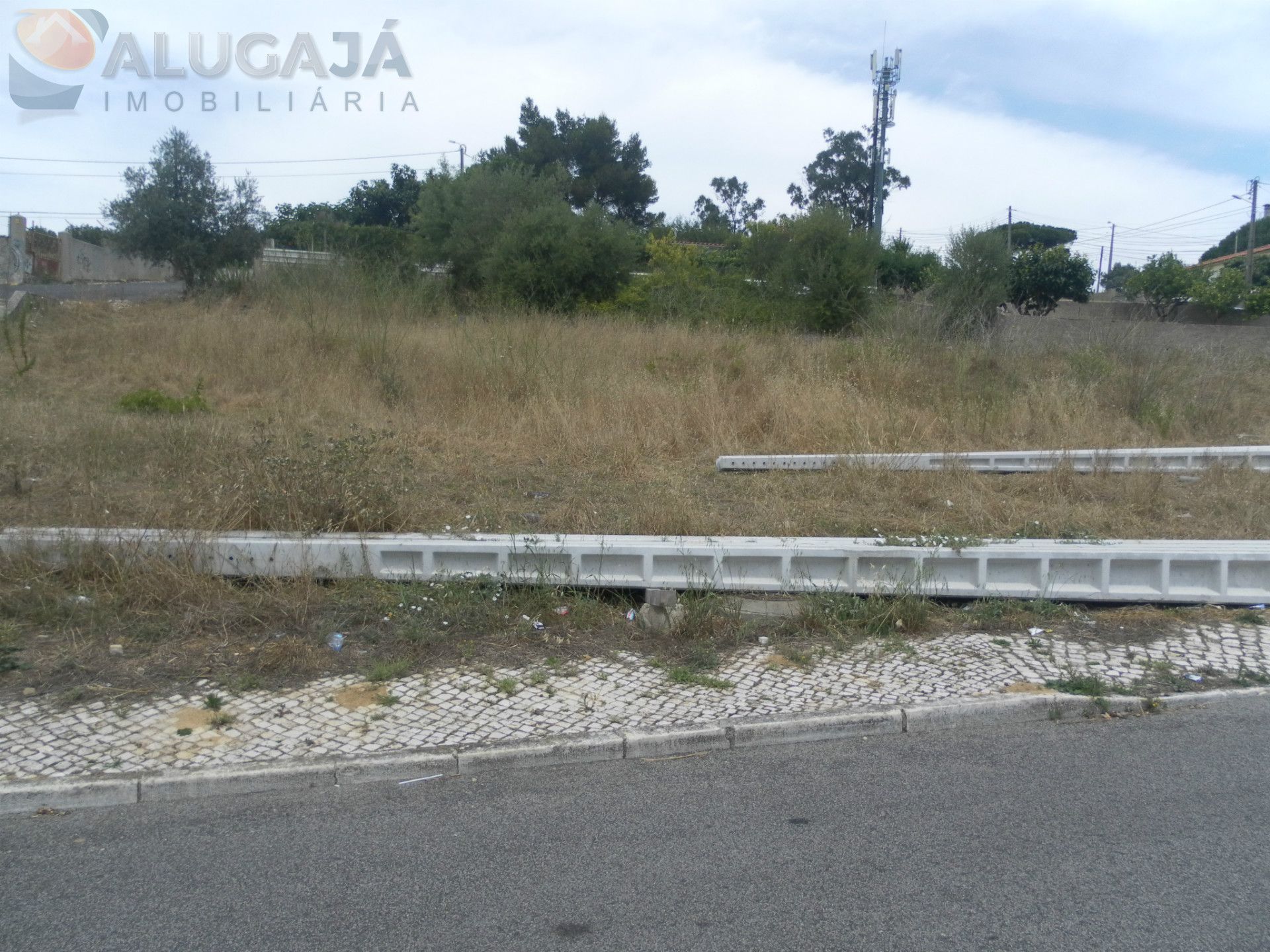 Terreno com 273m² com área de implantação de 94m² e 246m² de construção.