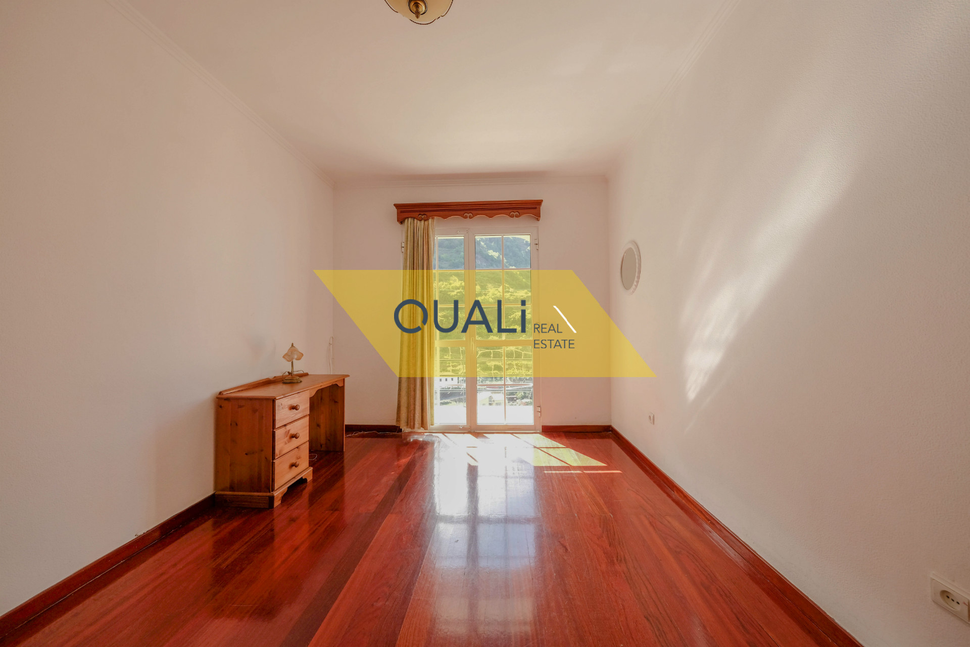 Moradia isolada t3 com garagem grande e sótão com vista mar por € 205.000,00