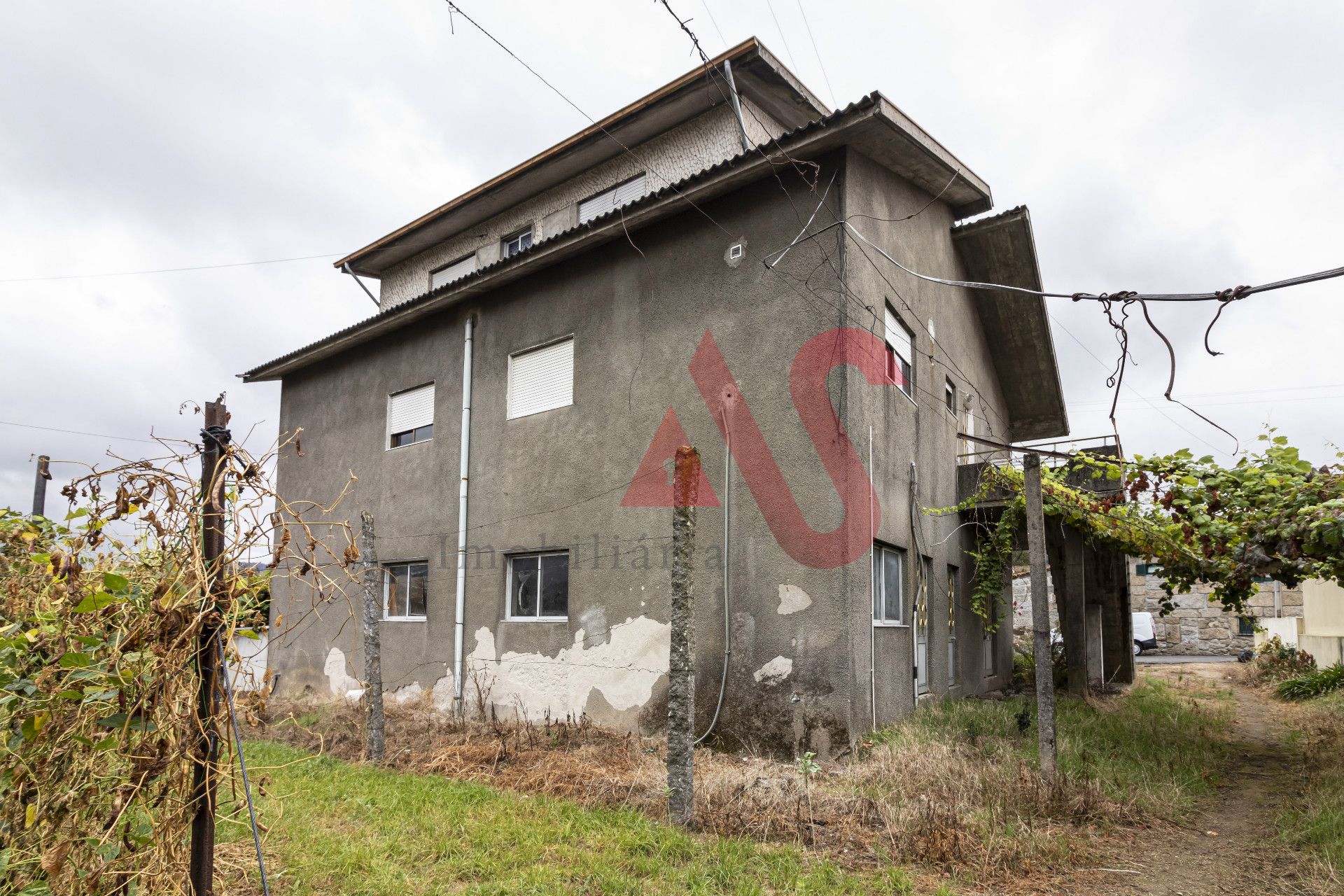 Prédio com 5 frações autónomas em Santo Adrião, Vizela