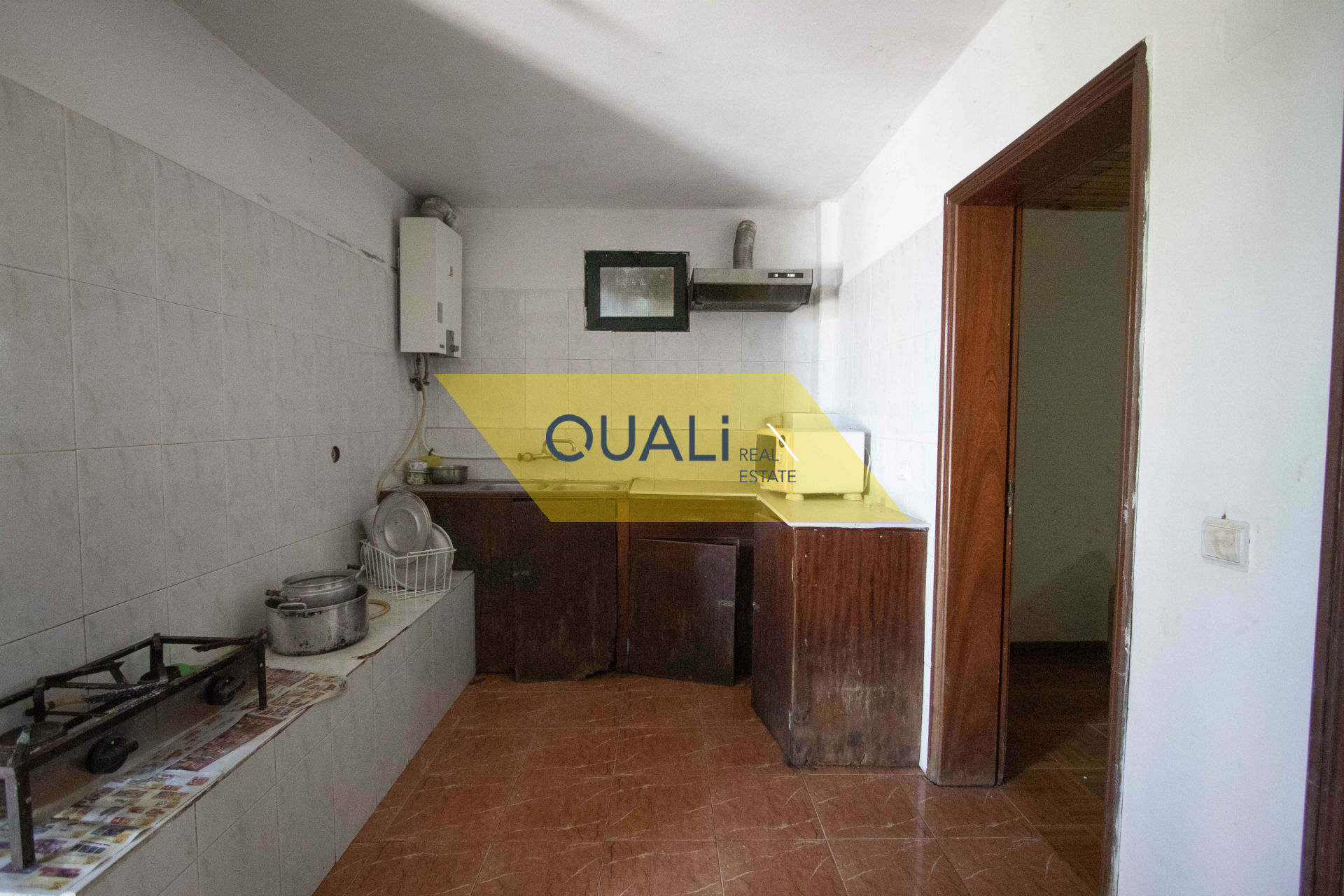 Prédio de três andares composto por dois t2 e um t3, Ribeira Brava - Vista Mar €80.000,00