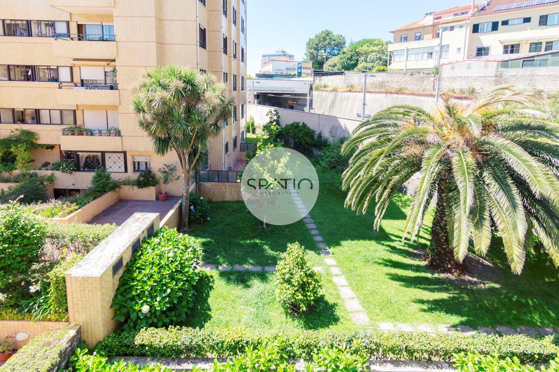 Apartamento T4 * Rua Oliveira Monteiro