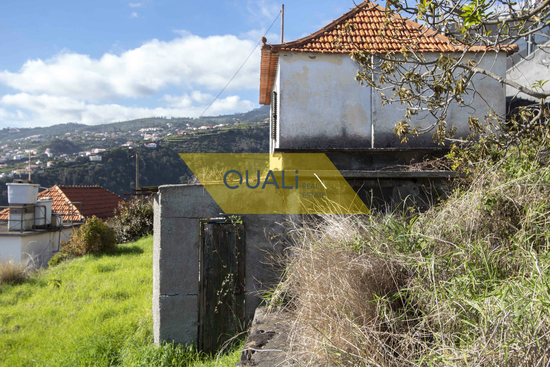 Terreno de 1910m2 com uma casa  em Santa Cruz - Ilha da Madeira - €150.000,00
