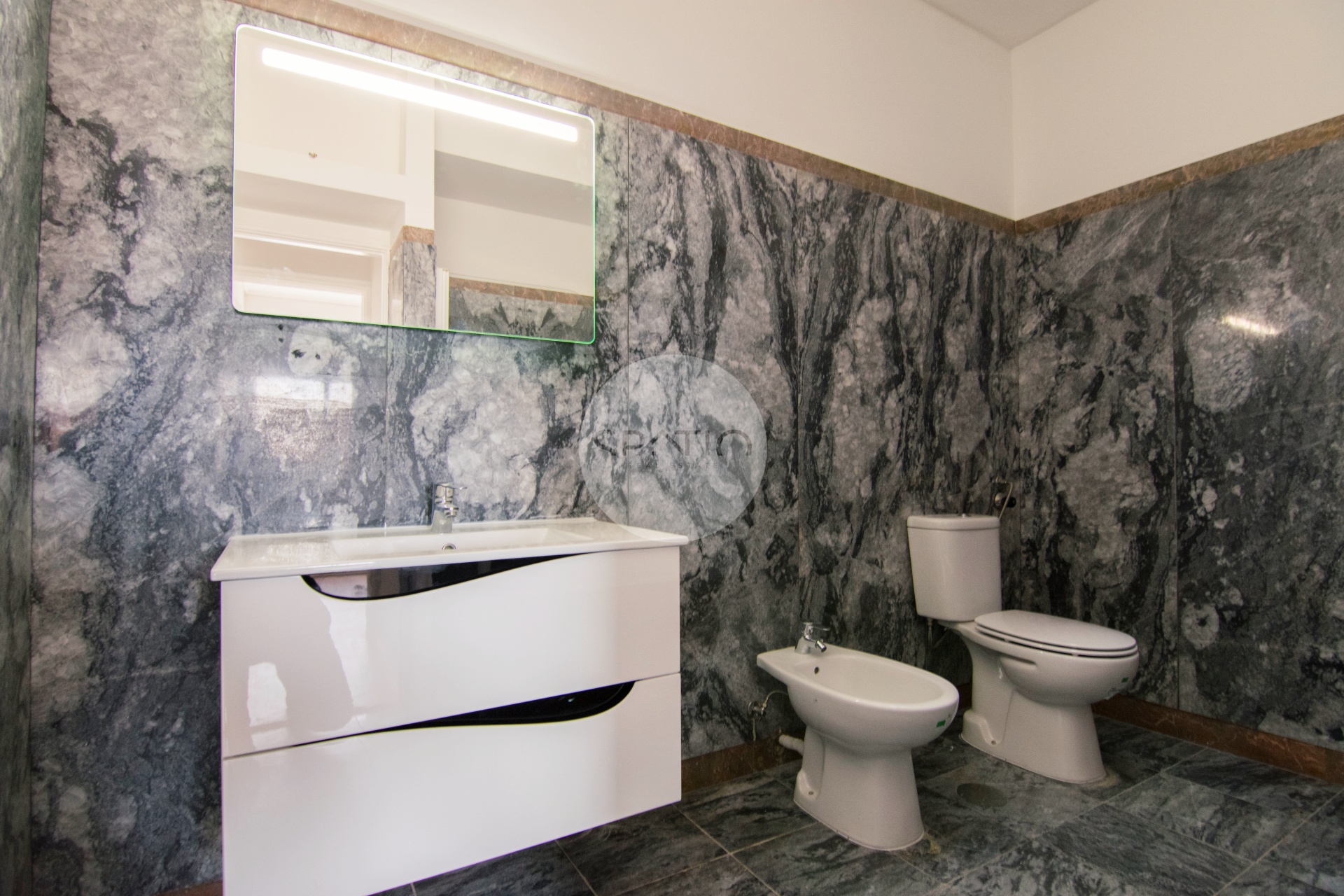 Apartamento T3 renovado com Box * São Mamede de Infesta