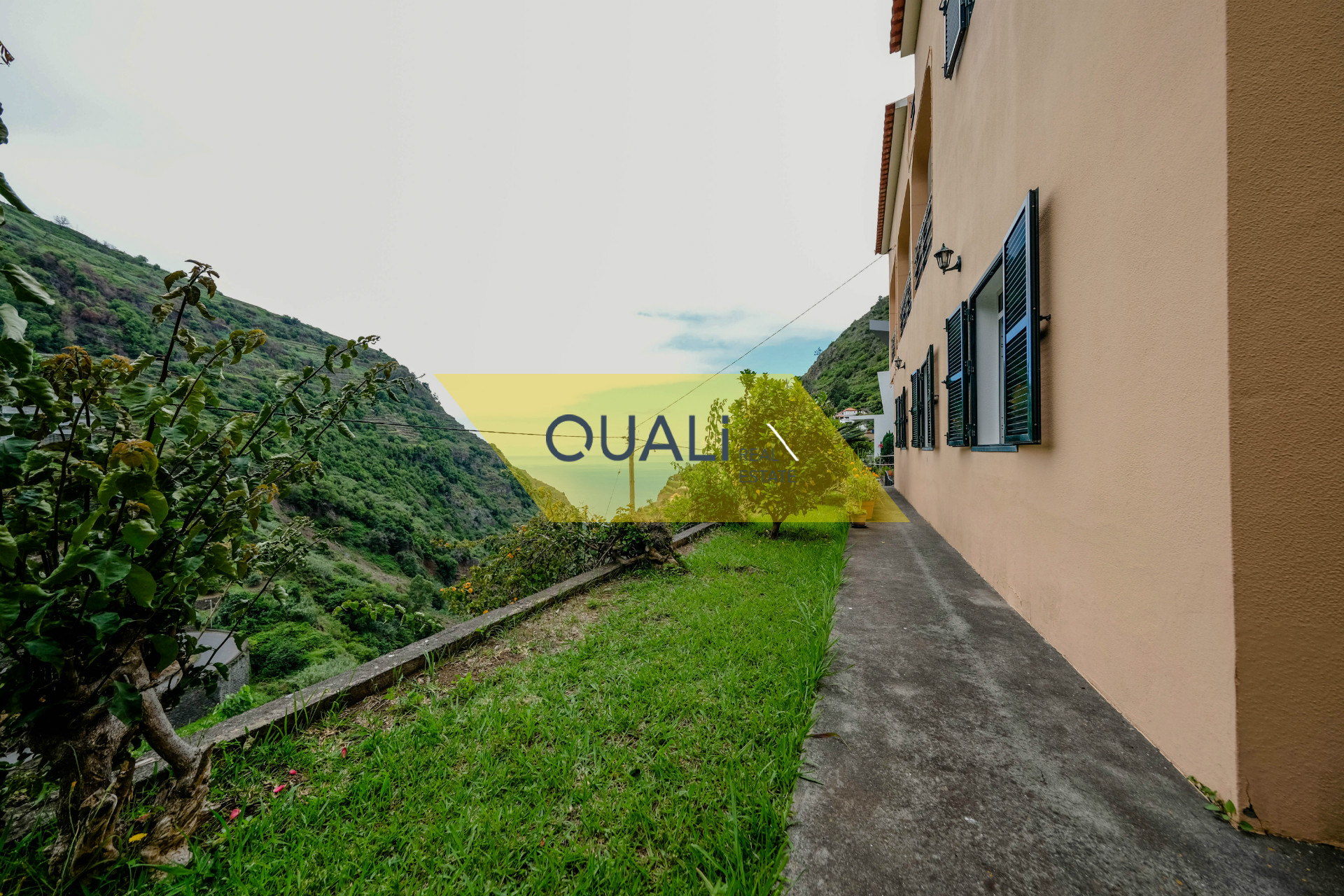 Moradia isolada t3 com garagem grande e sótão com vista mar por € 205.000,00