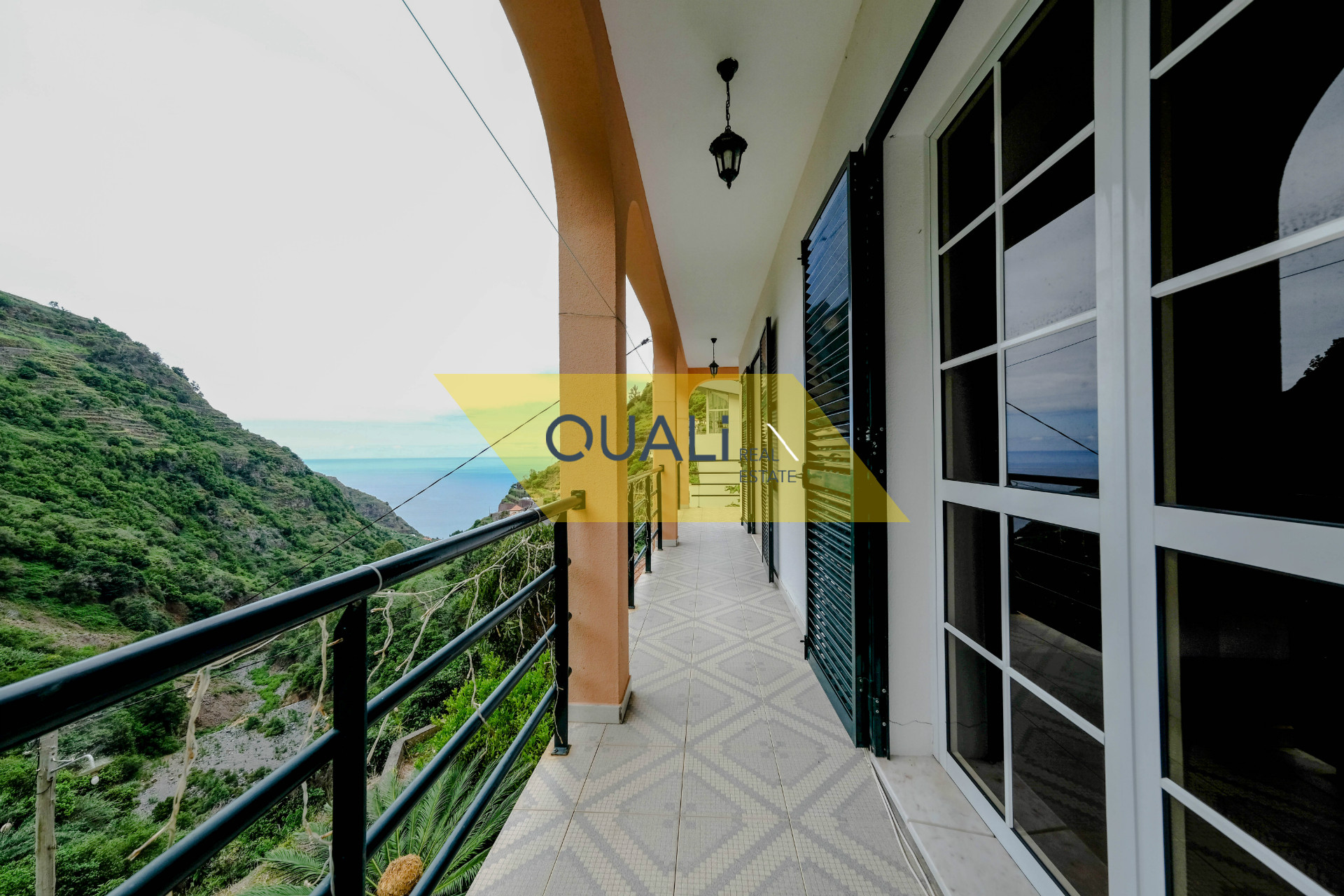 Moradia isolada t3 com garagem grande e sótão com vista mar por € 205.000,00