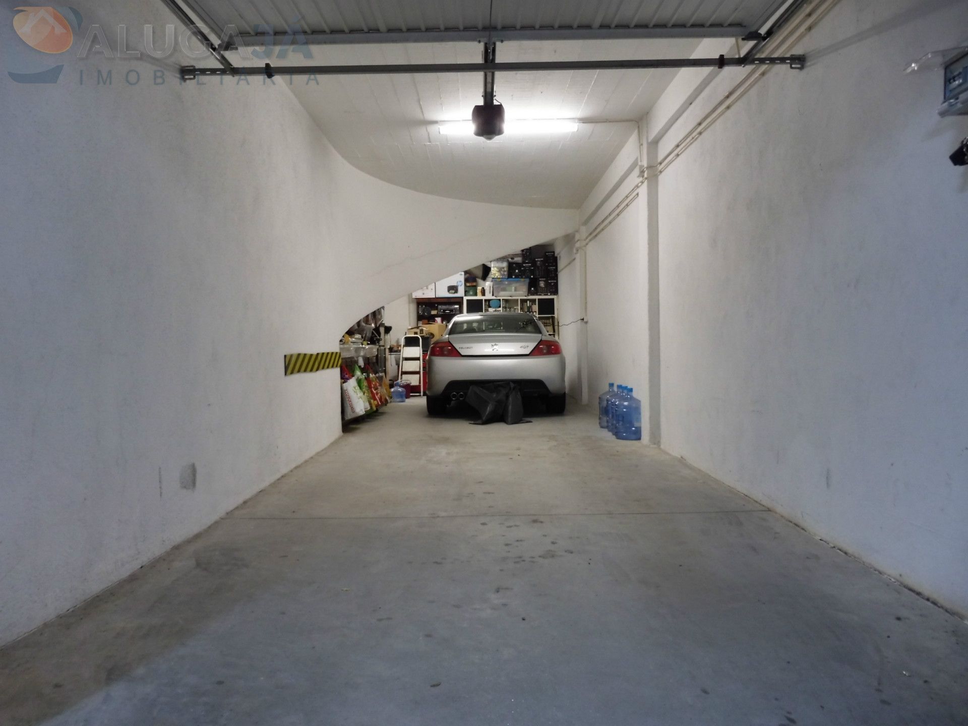 Garagem box com 60m², para 3 ou 4 viaturas e com ampla zona de arrumos. Portão automático.