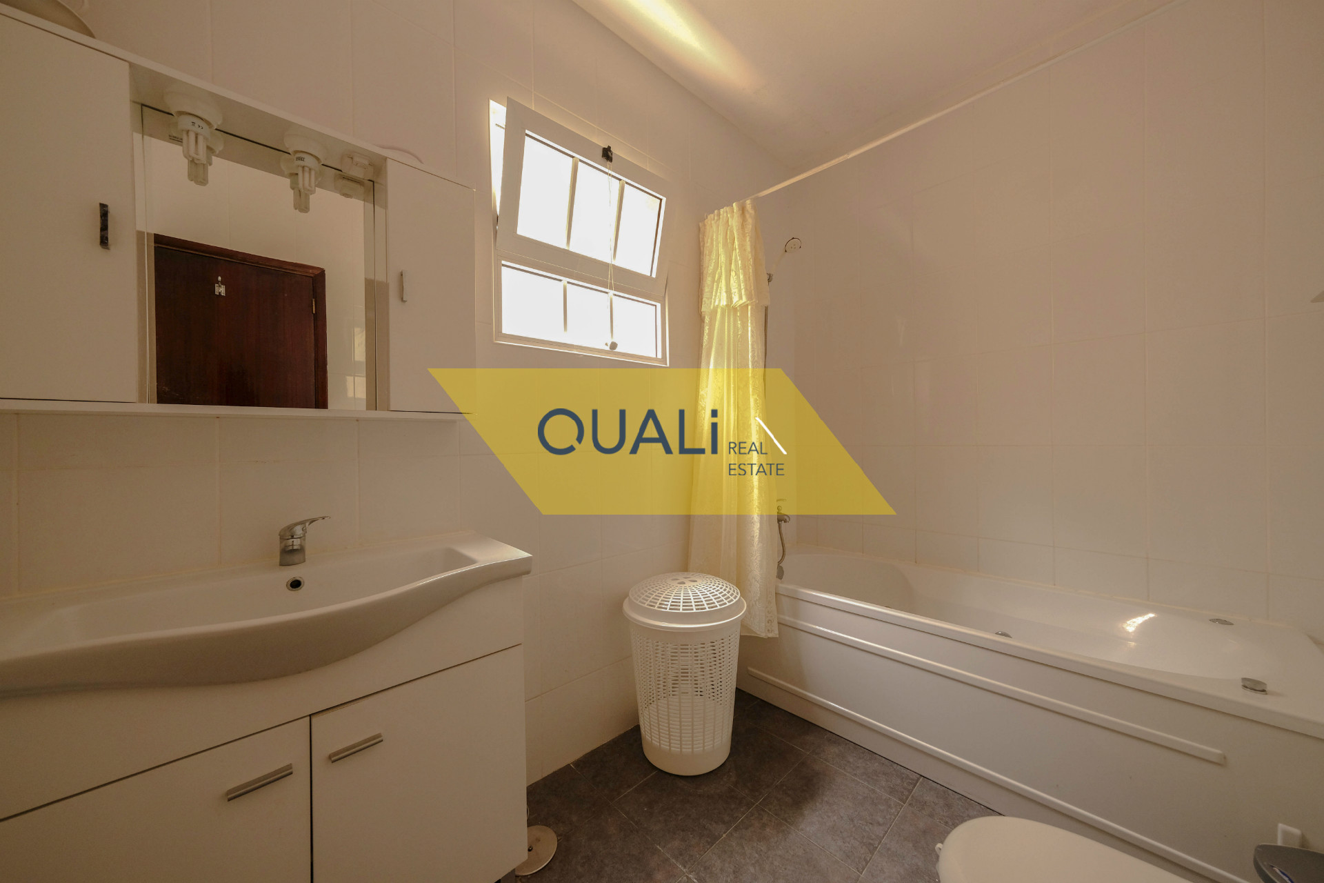 Moradia isolada t3 com garagem grande e sótão com vista mar por € 205.000,00