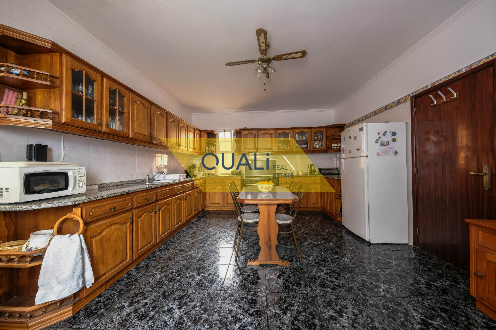 Moradia isolada t3 com garagem grande e sótão com vista mar por € 205.000,00