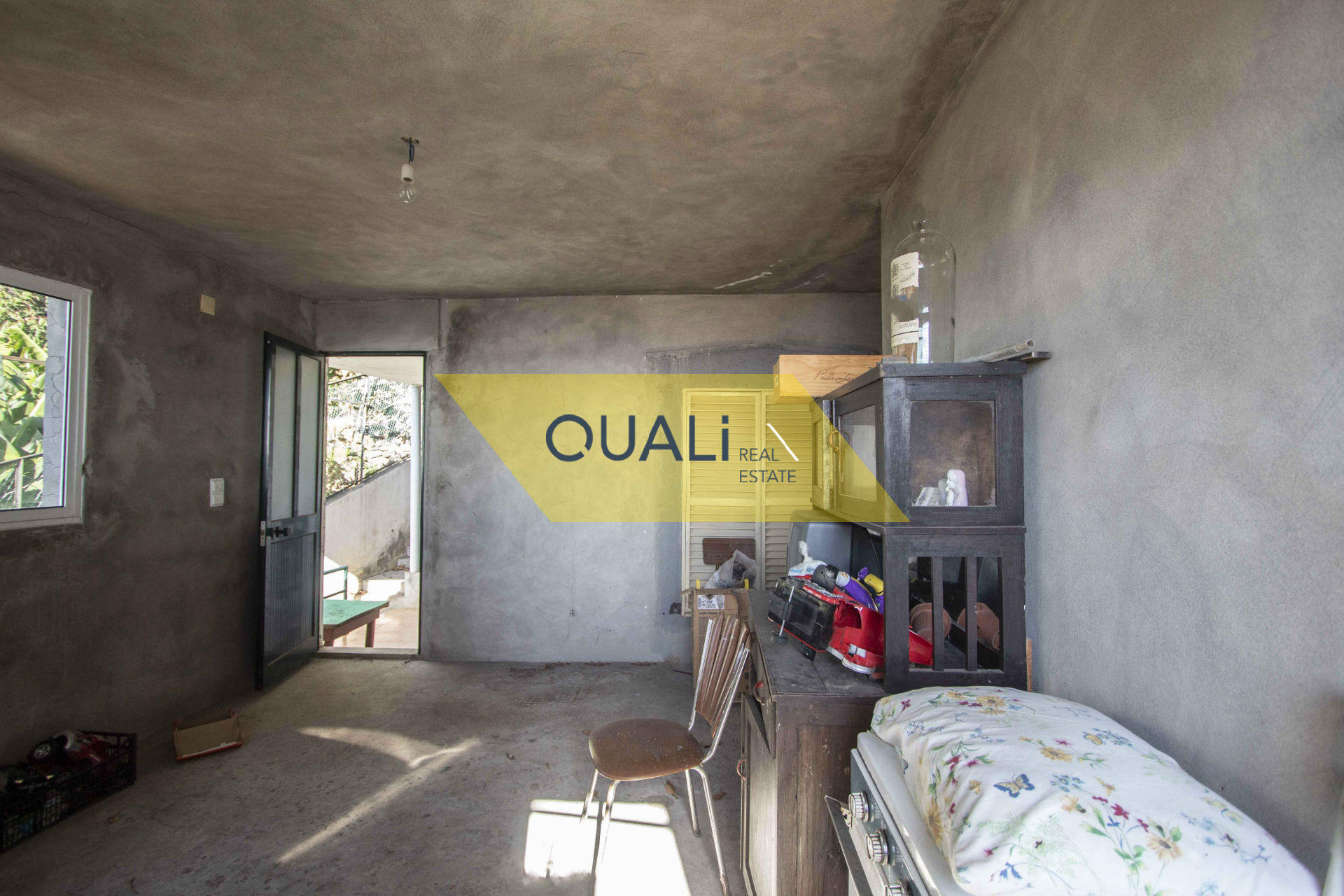 Prédio de três andares composto por dois t2 e um t3, Ribeira Brava - Vista Mar €80.000,00