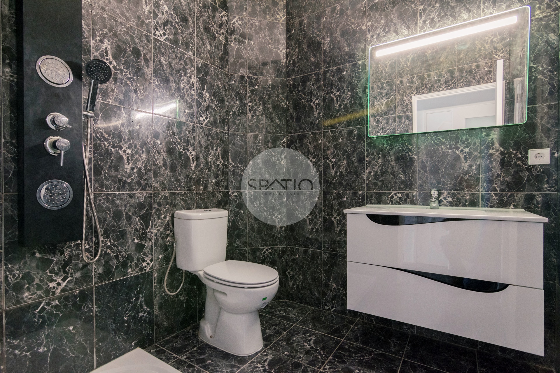 Apartamento T3 renovado com Box * São Mamede de Infesta