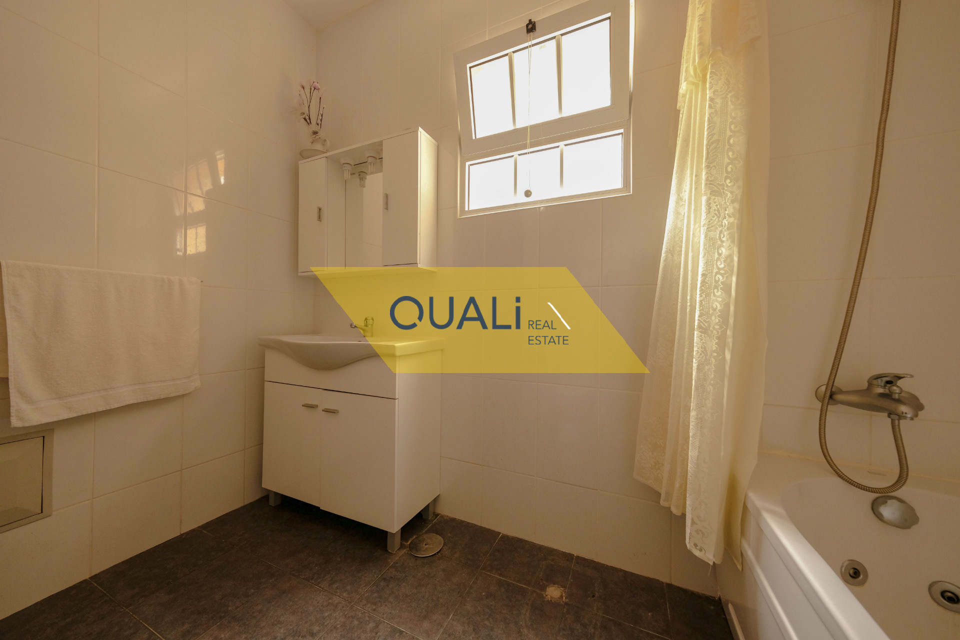 Moradia isolada t3 com garagem grande e sótão com vista mar por € 205.000,00