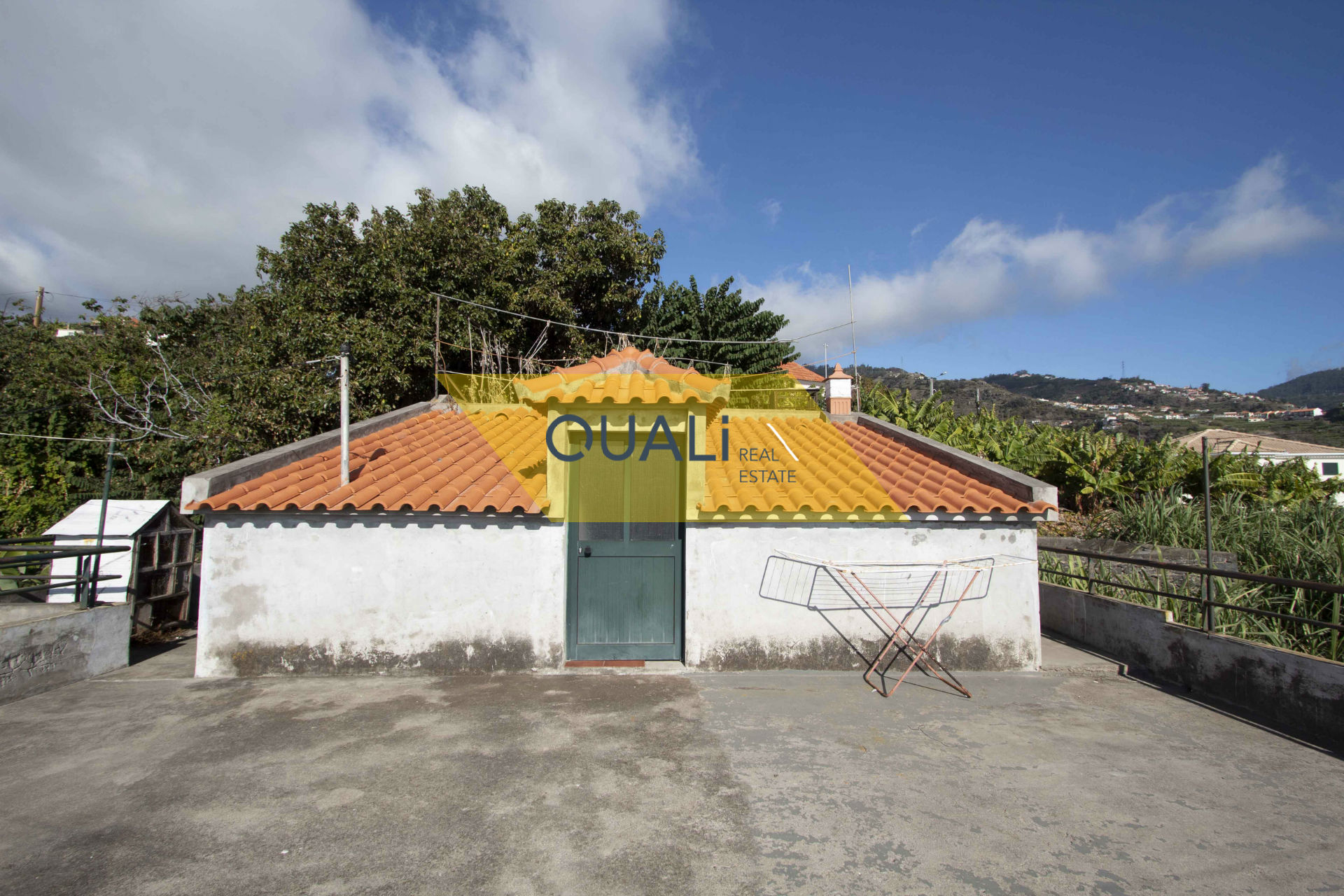 Prédio de três andares composto por dois t2 e um t3, Ribeira Brava - Vista Mar €80.000,00