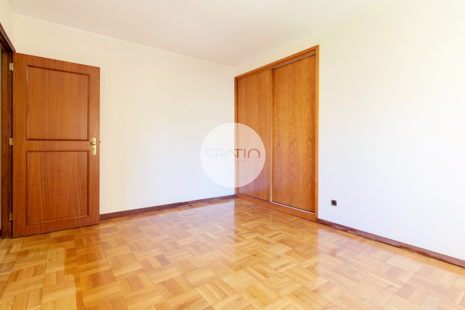 Apartamento T4 * Rua Oliveira Monteiro