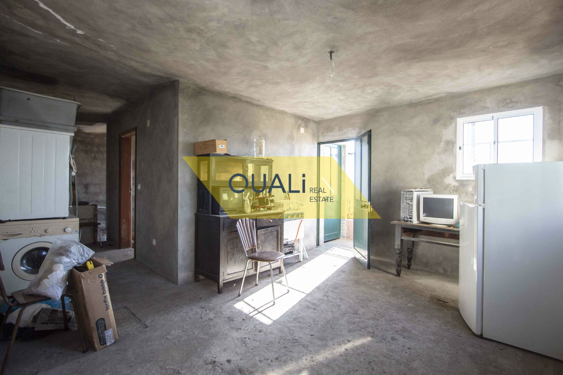 Prédio de três andares composto por dois t2 e um t3, Ribeira Brava - Vista Mar €80.000,00