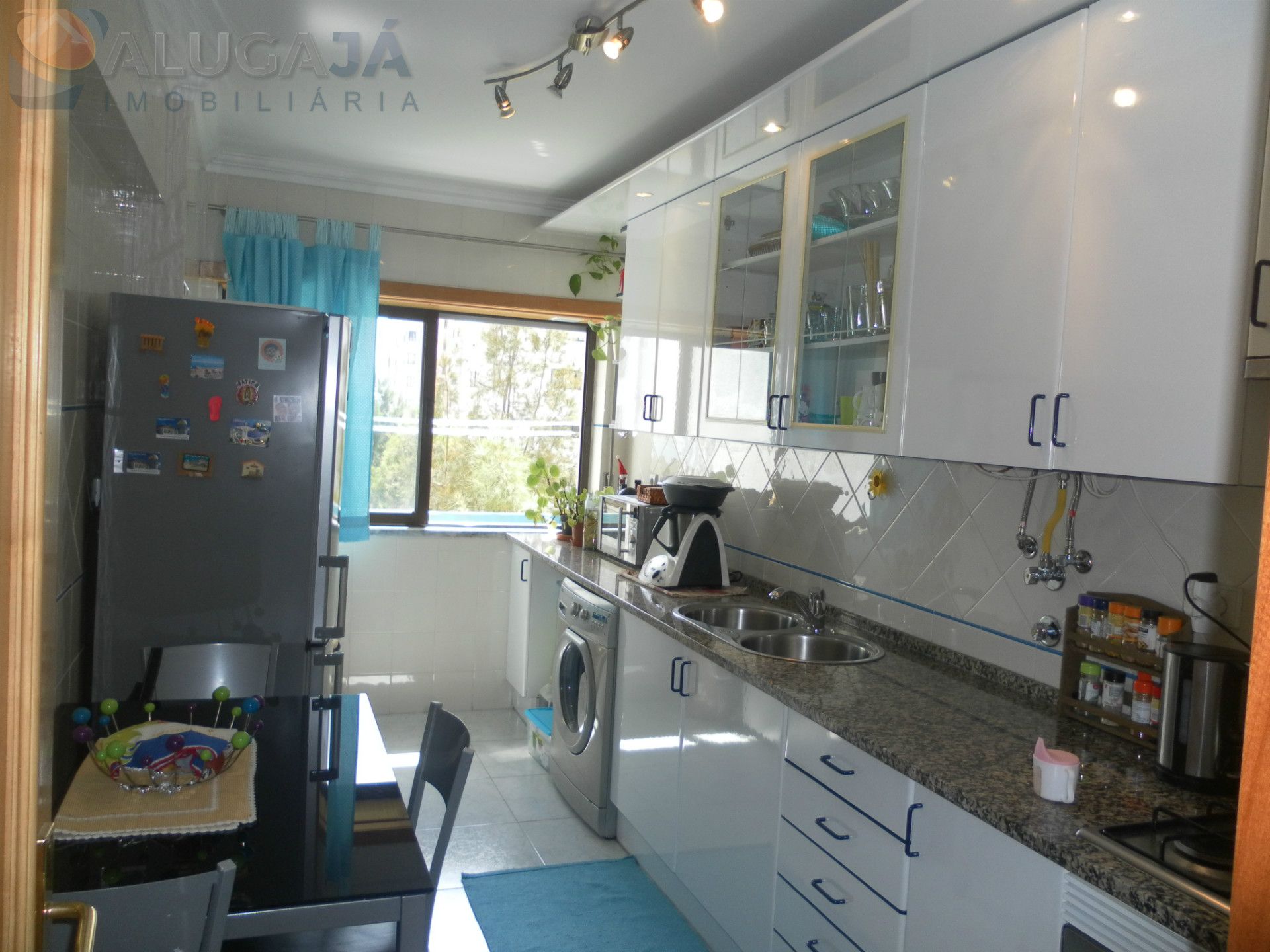 Apartamento T2 em zona central de São Marcos com arrecadação.