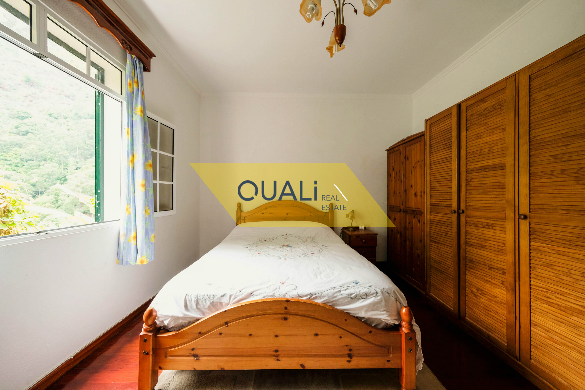 Moradia isolada t3 com garagem grande e sótão com vista mar por € 205.000,00