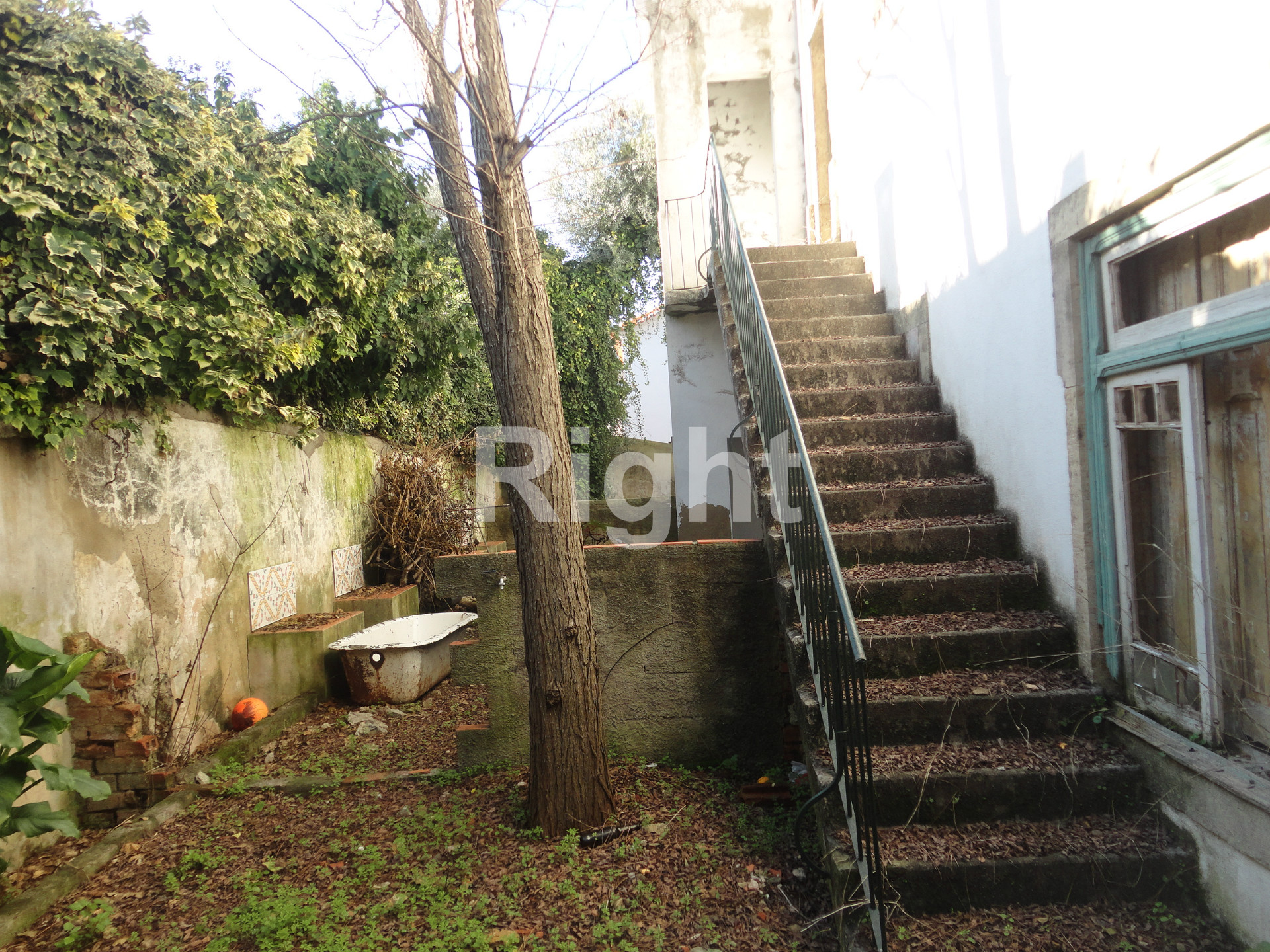 Prédio com logradouro para reabilitar em Oeiras